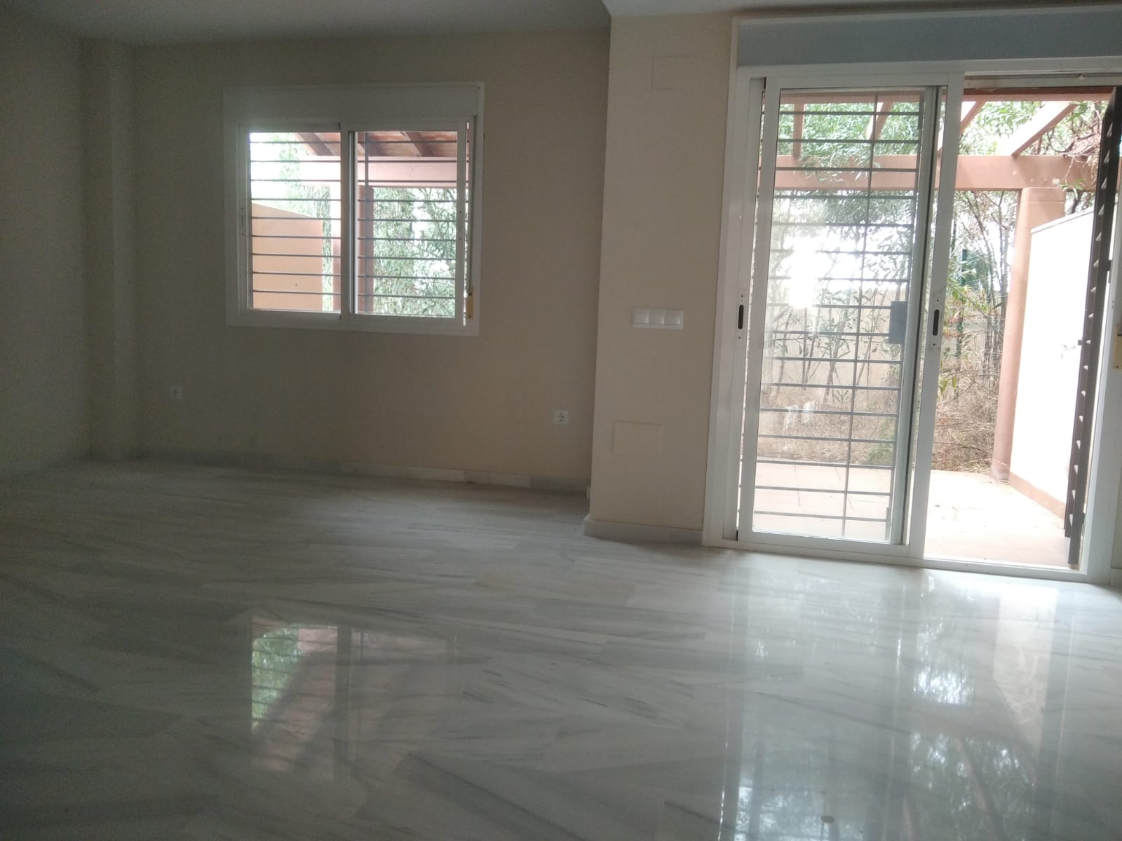 Chalet adosado en venta en calle Adarves de Calypso