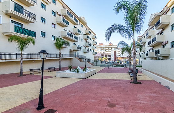 Local en venta en avda Carlos Cano. Ed. las Piramides