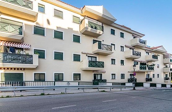 Local en venta en avda Carlos Cano. Ed. las Piramides