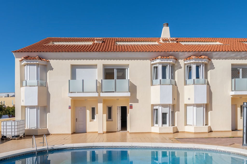 Chalet adosado en venta en calle Manolete