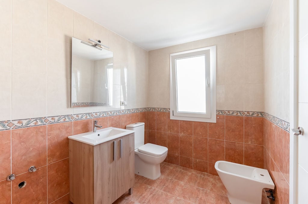 Chalet adosado en venta en calle Manolete