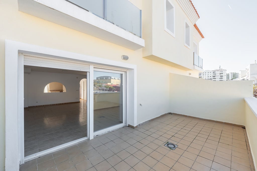 Chalet adosado en venta en calle Manolete