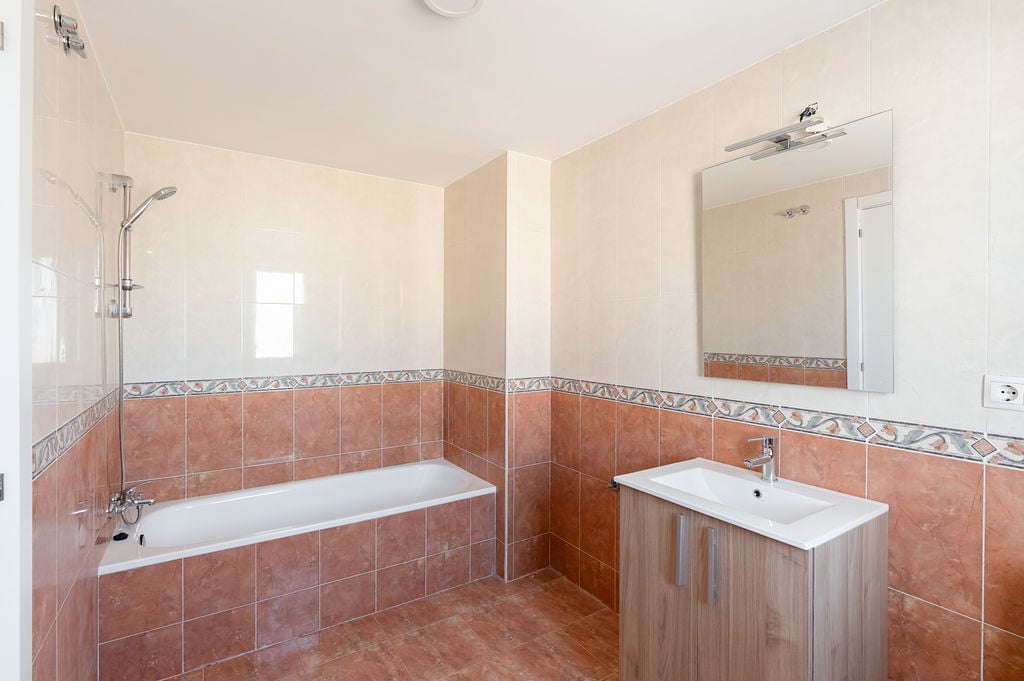Chalet adosado en venta en calle Manolete