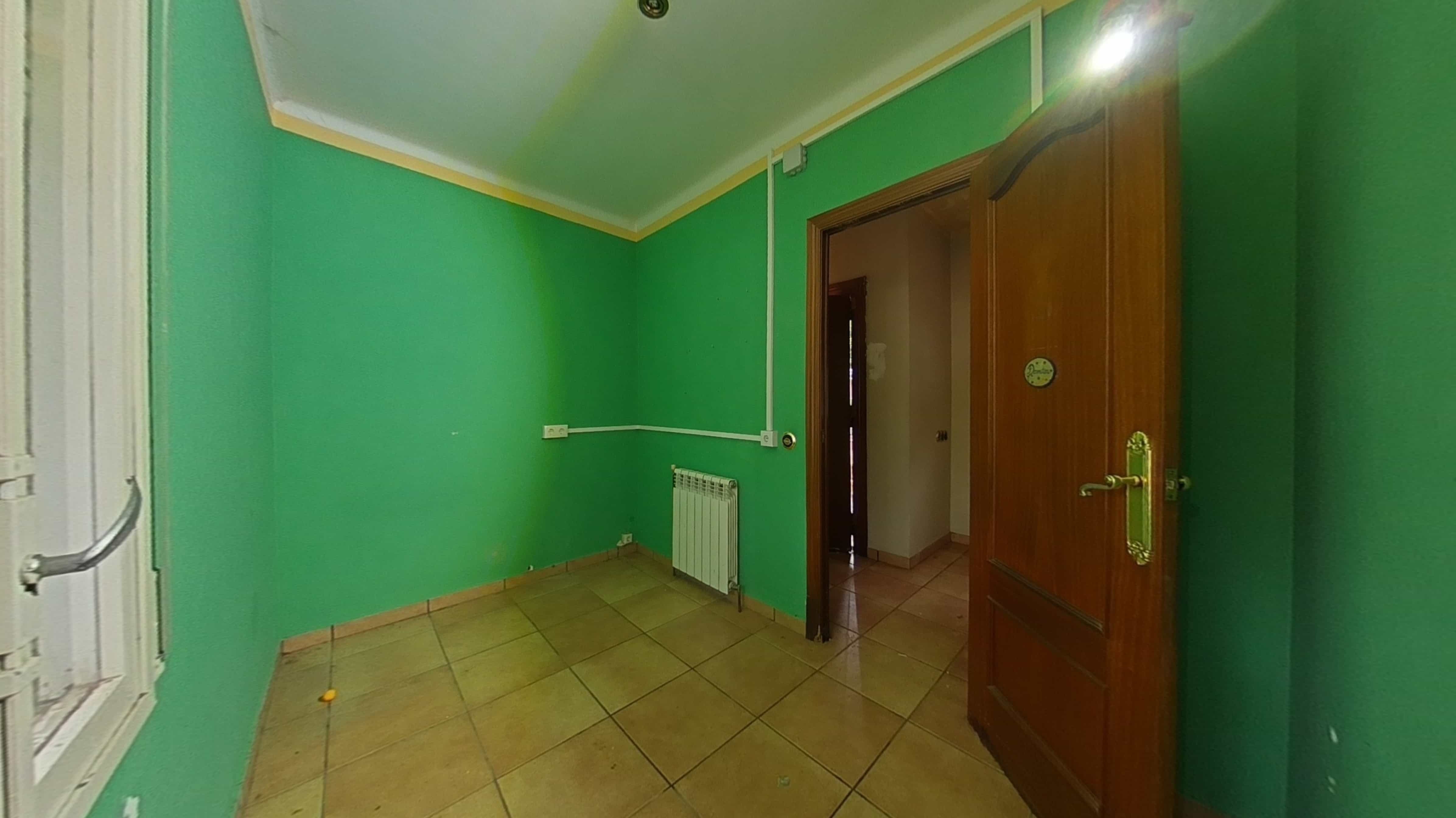 Chalet adosado en venta en calle Cinquanta Quatre