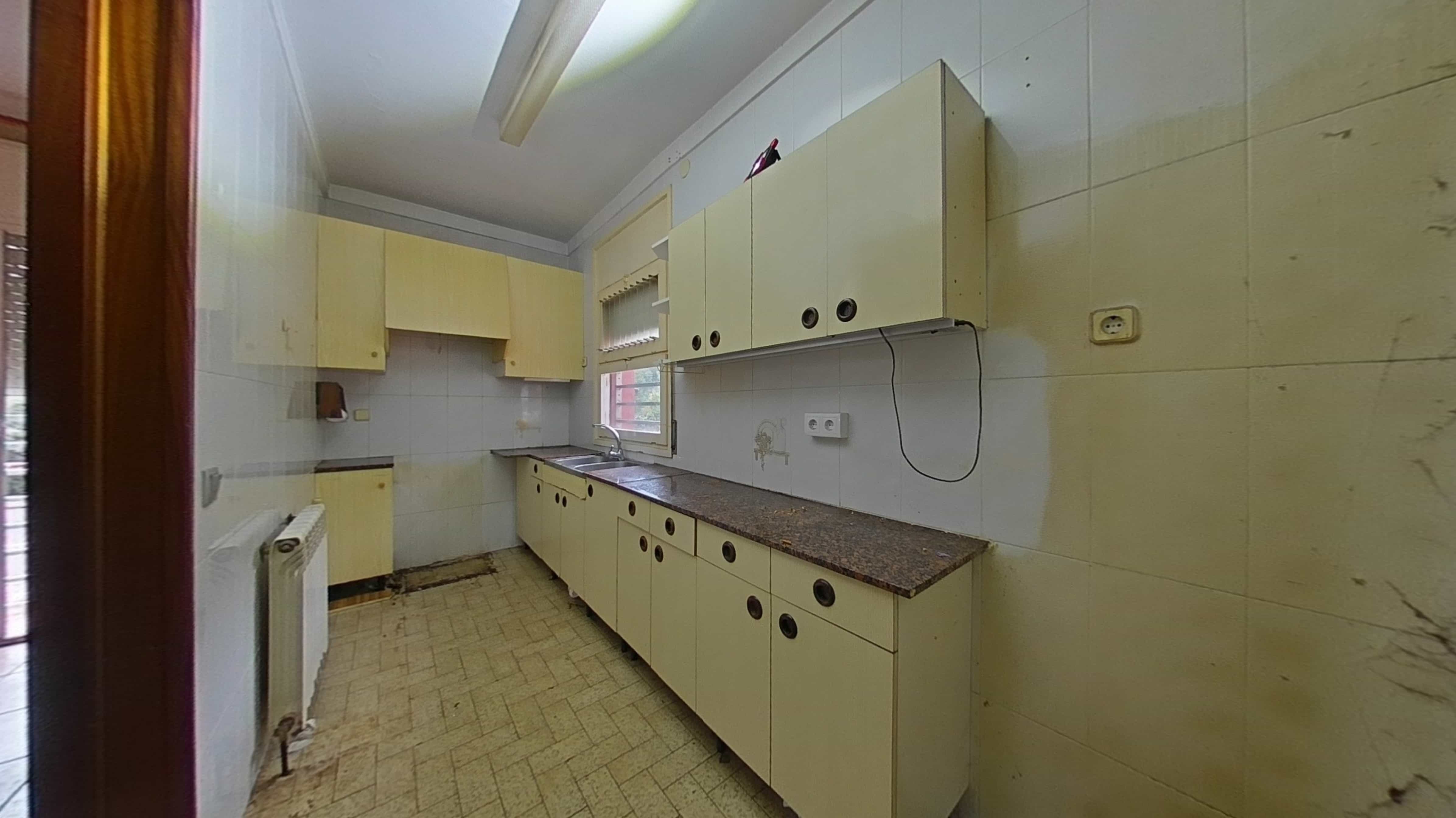Chalet adosado en venta en calle Cinquanta Quatre