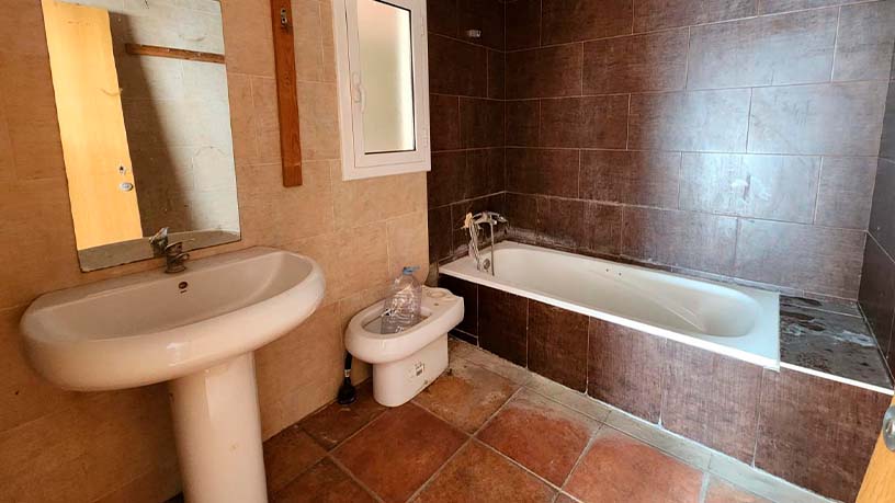 Semi-detached house for sale in avda Paisos Catalans