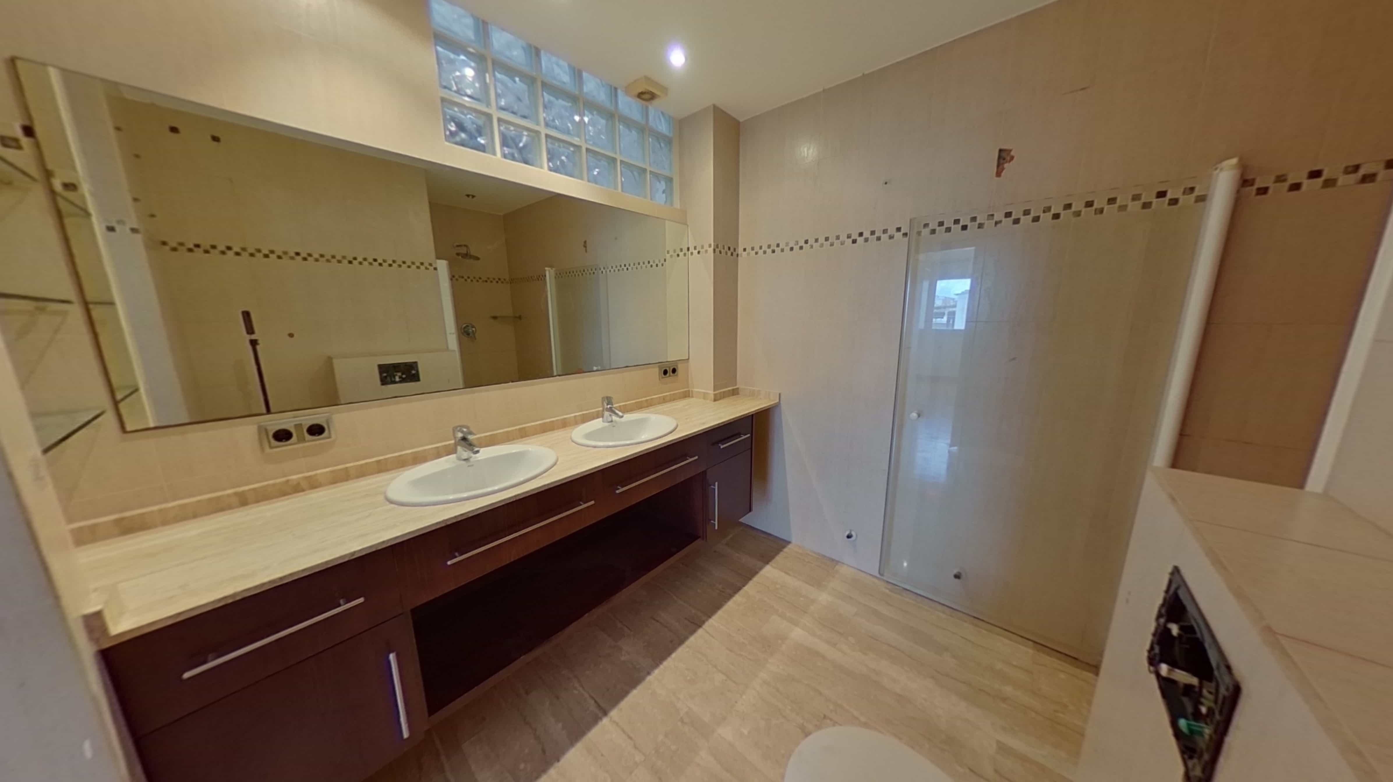Chalet adosado en venta en calle Emporda