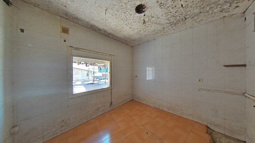 Chalet adosado en venta en calle Roures