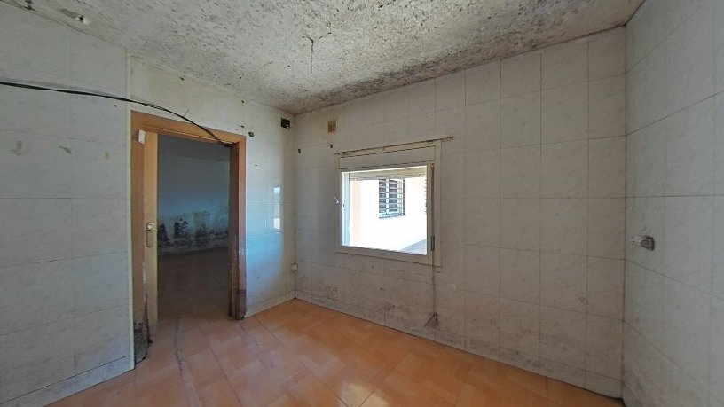 Chalet adosado en venta en calle Roures