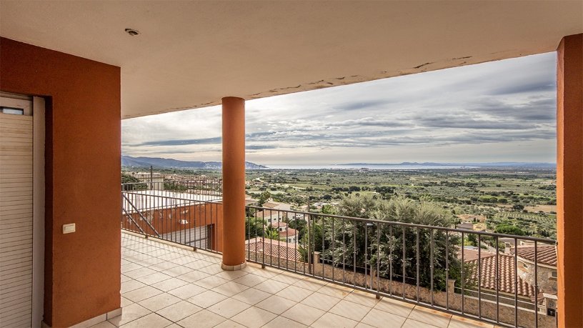 Chalet adosado en venta en calle Anglaterra