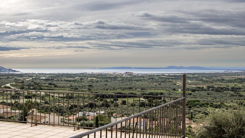 Chalet adosado en venta en calle Anglaterra