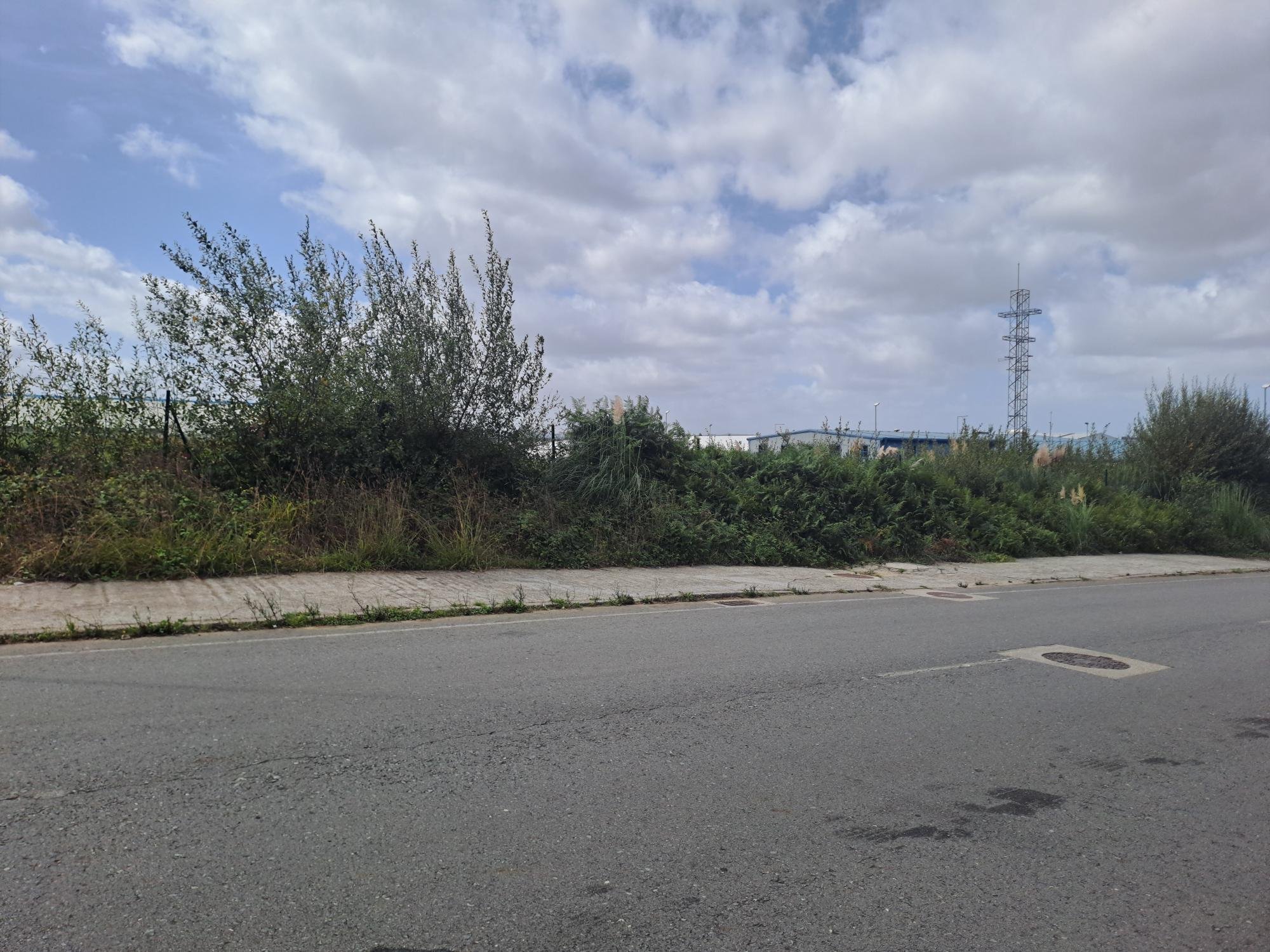Terreno urbano en venta en calle Daimler