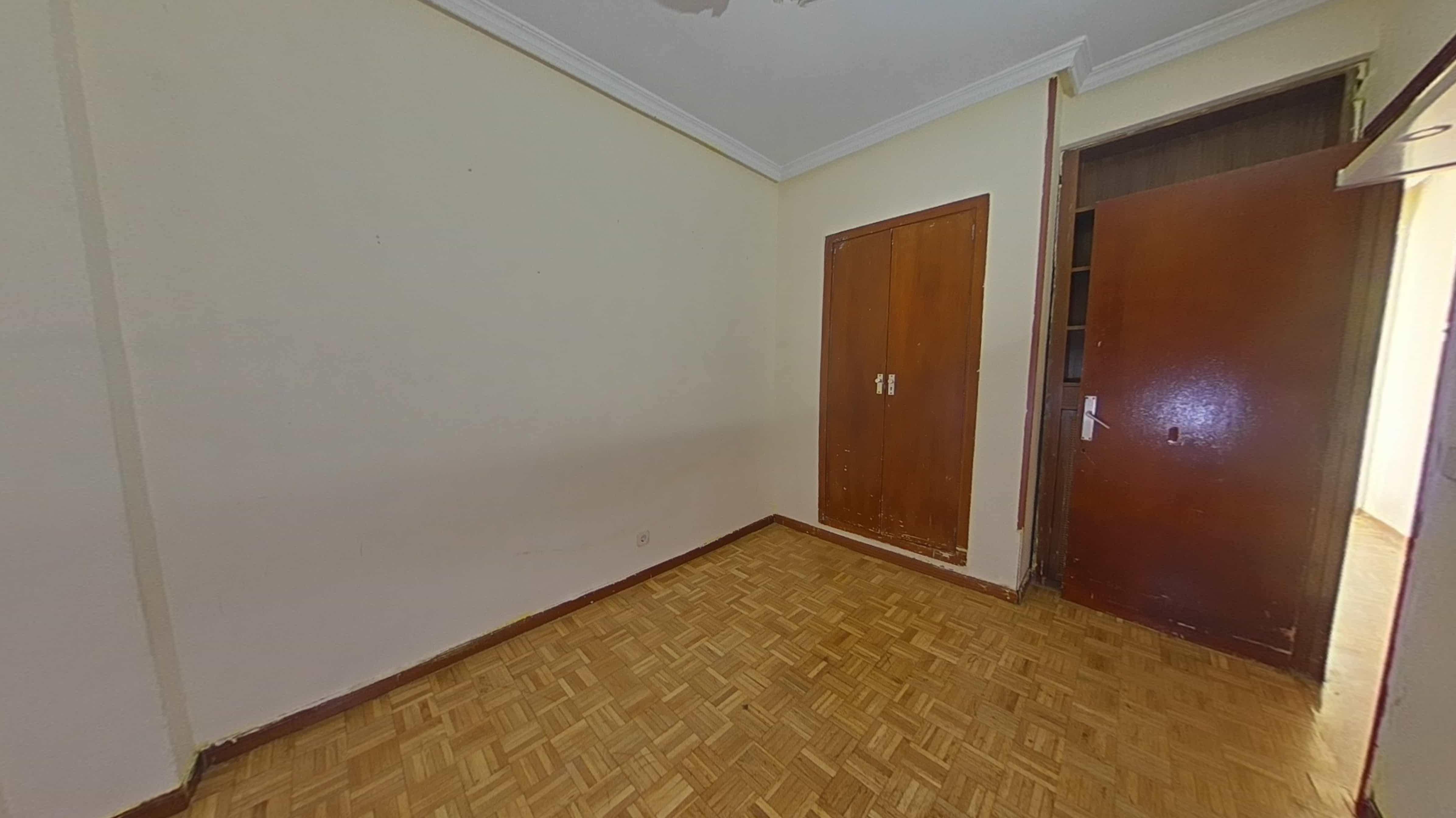 Flat for sale in calle Puentelarra A-bl1-mz3