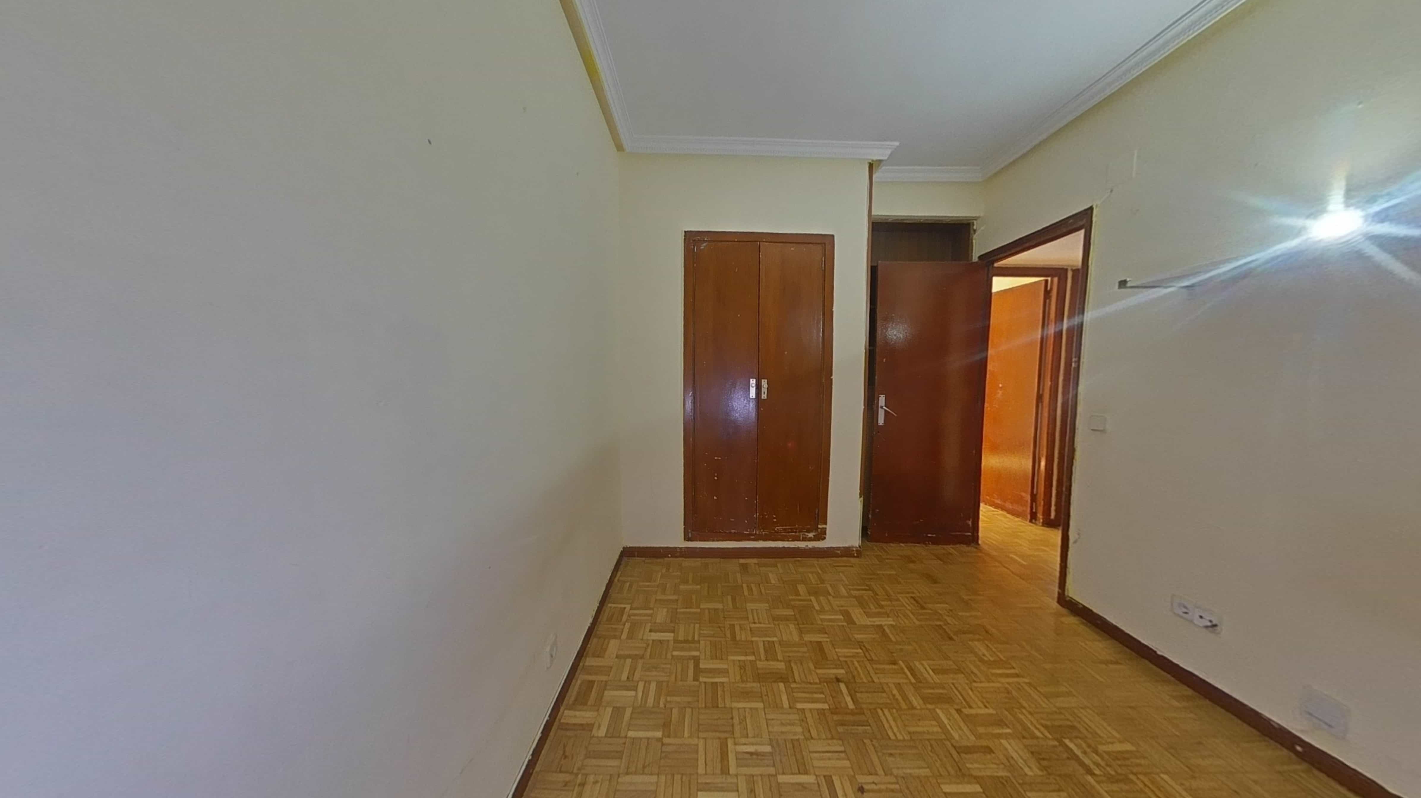 Flat for sale in calle Puentelarra A-bl1-mz3