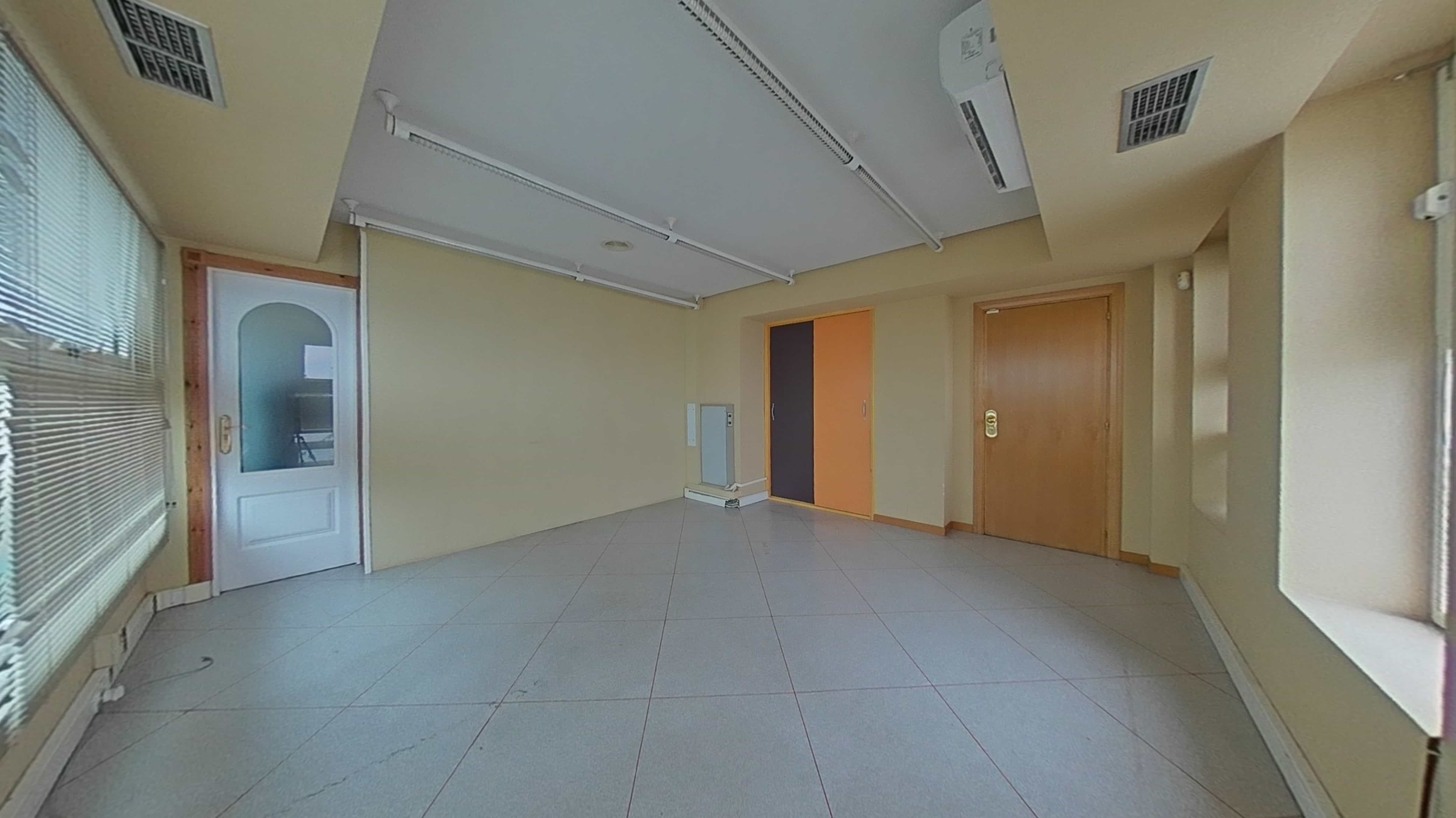 Local en venta en calle Via Complutense