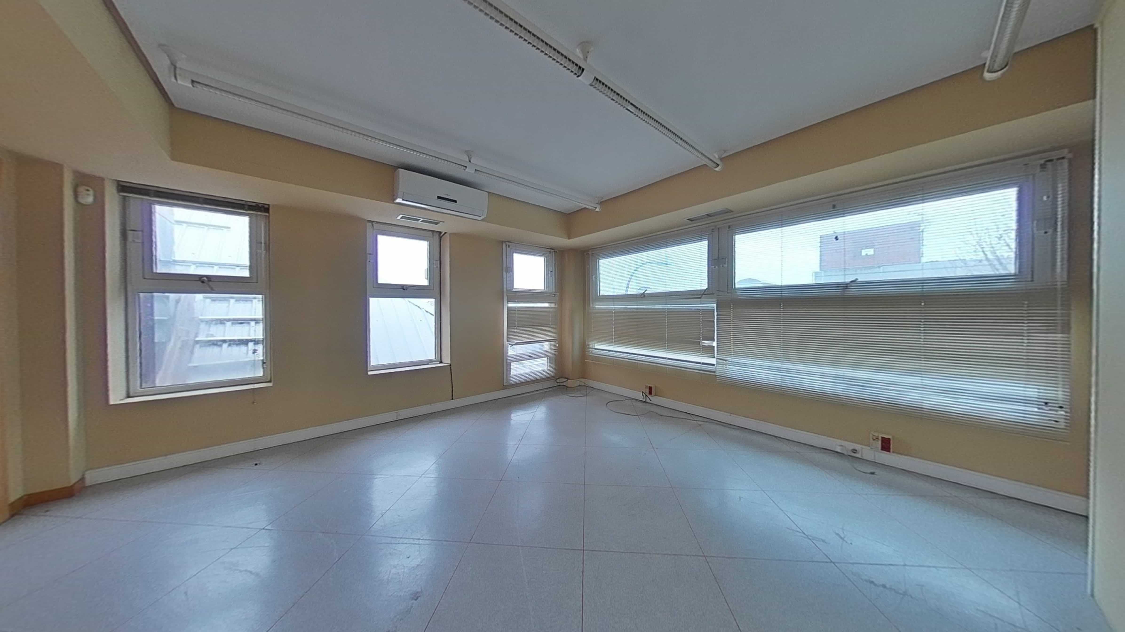 Local en venta en calle Via Complutense