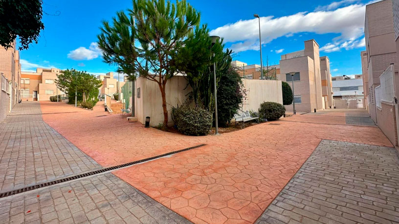 Chalet adosado en venta en calle Asteroide