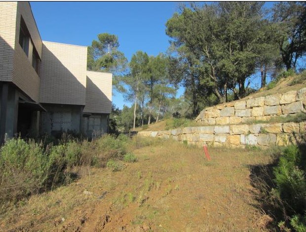 Obra parada en venta en calle Santiago Rusiñol (urb Pedrasanta)