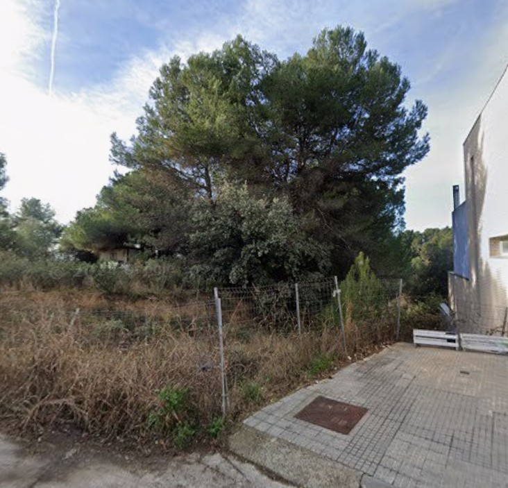 Obra parada en venta en calle Santiago Rusiñol (urb Pedrasanta)