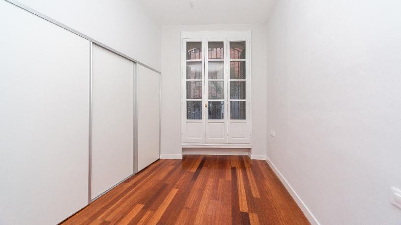 Flat for sale in calle Vallirana