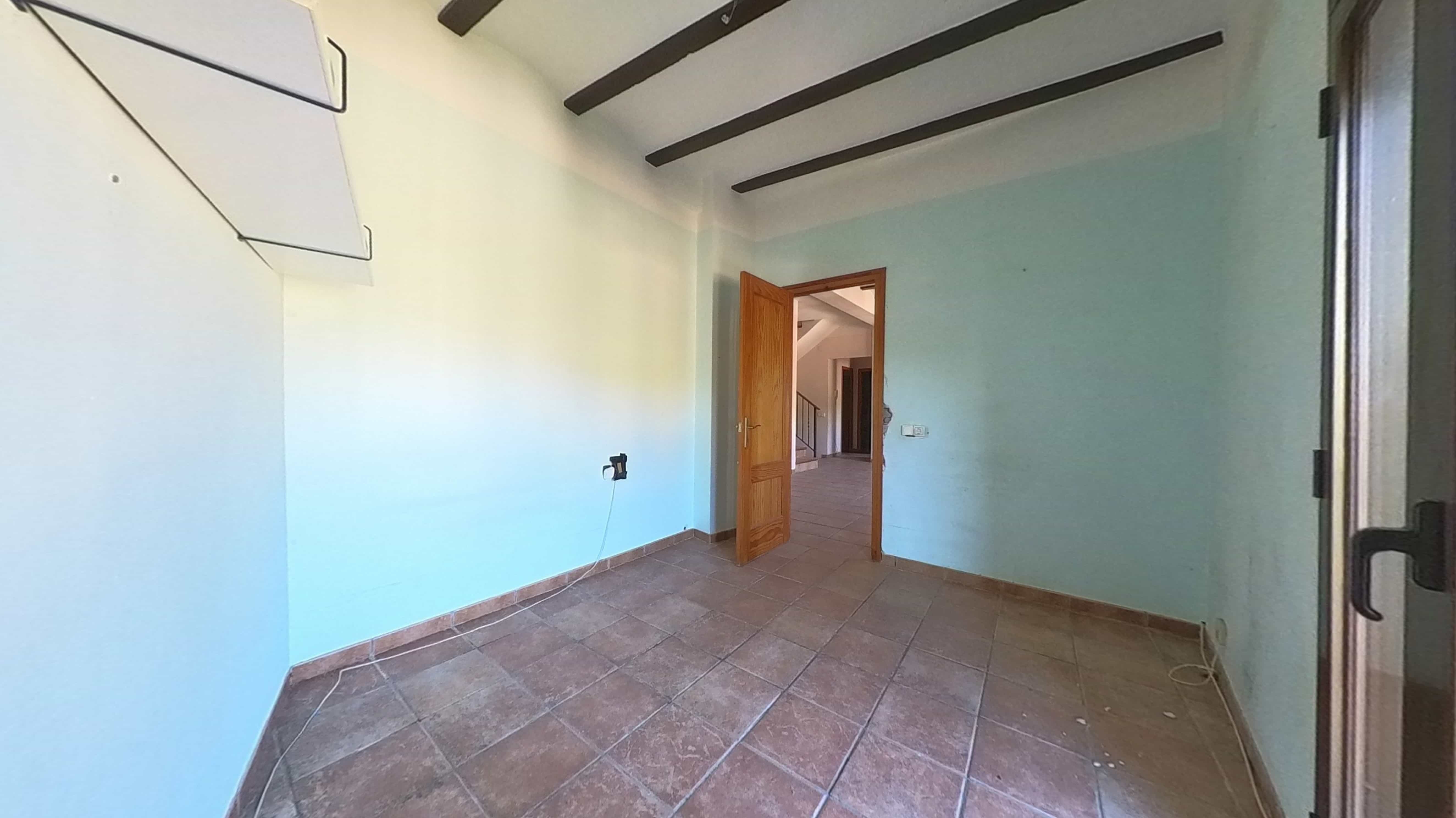 Chalet adosado en venta en calle Secares