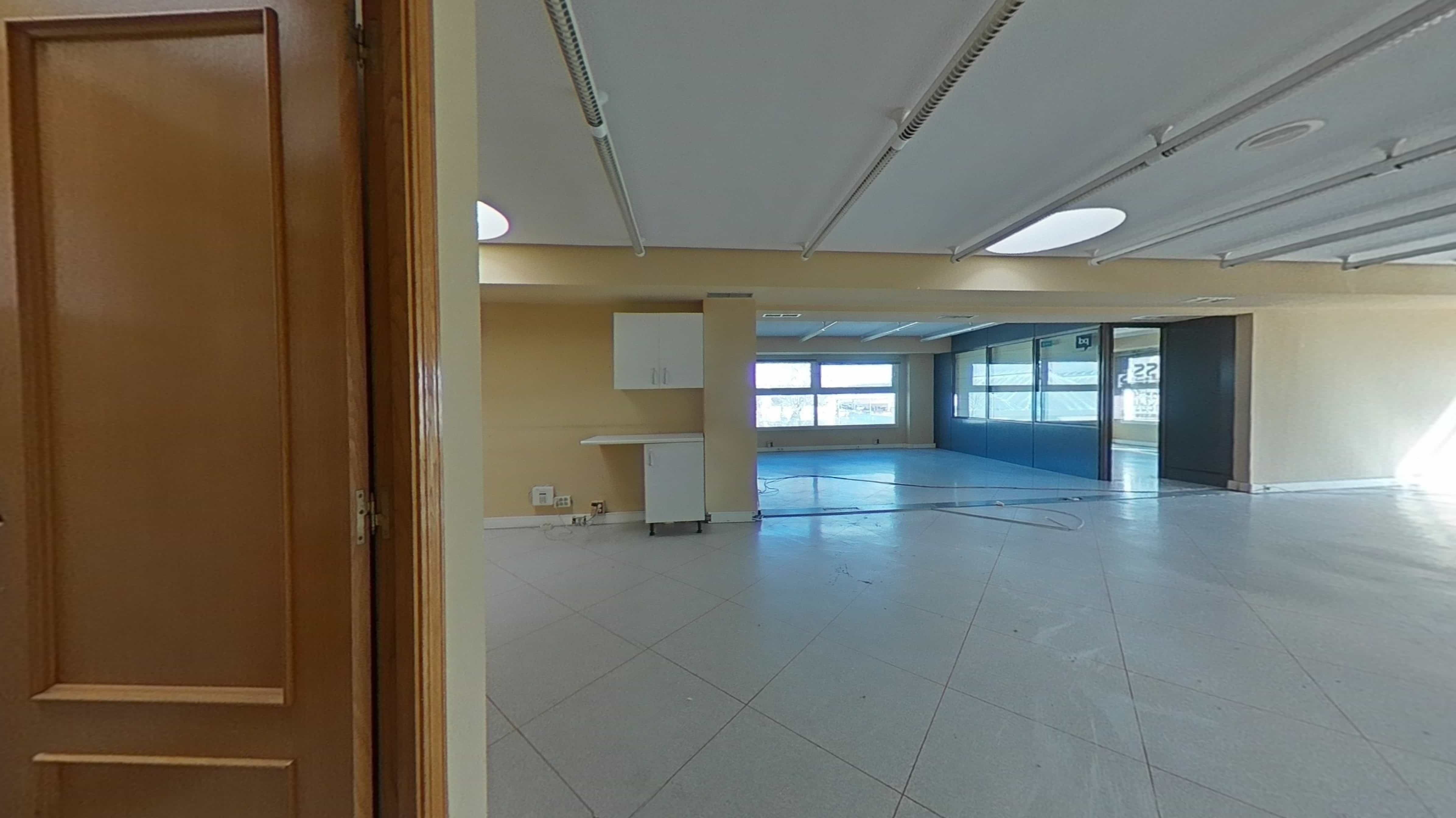 Commercial premises for sale in calle Via Complutense