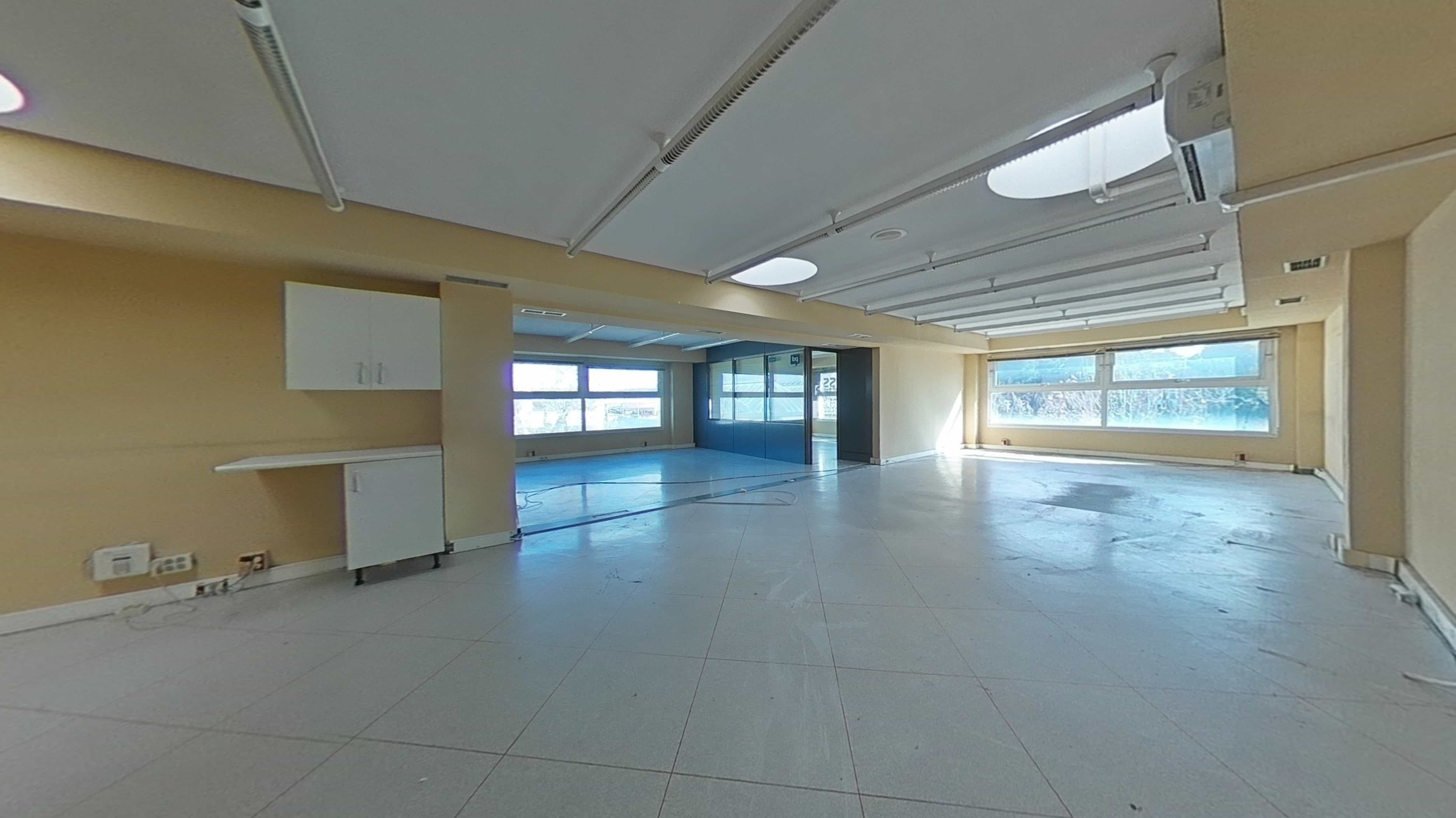 Commercial premises for sale in calle Via Complutense