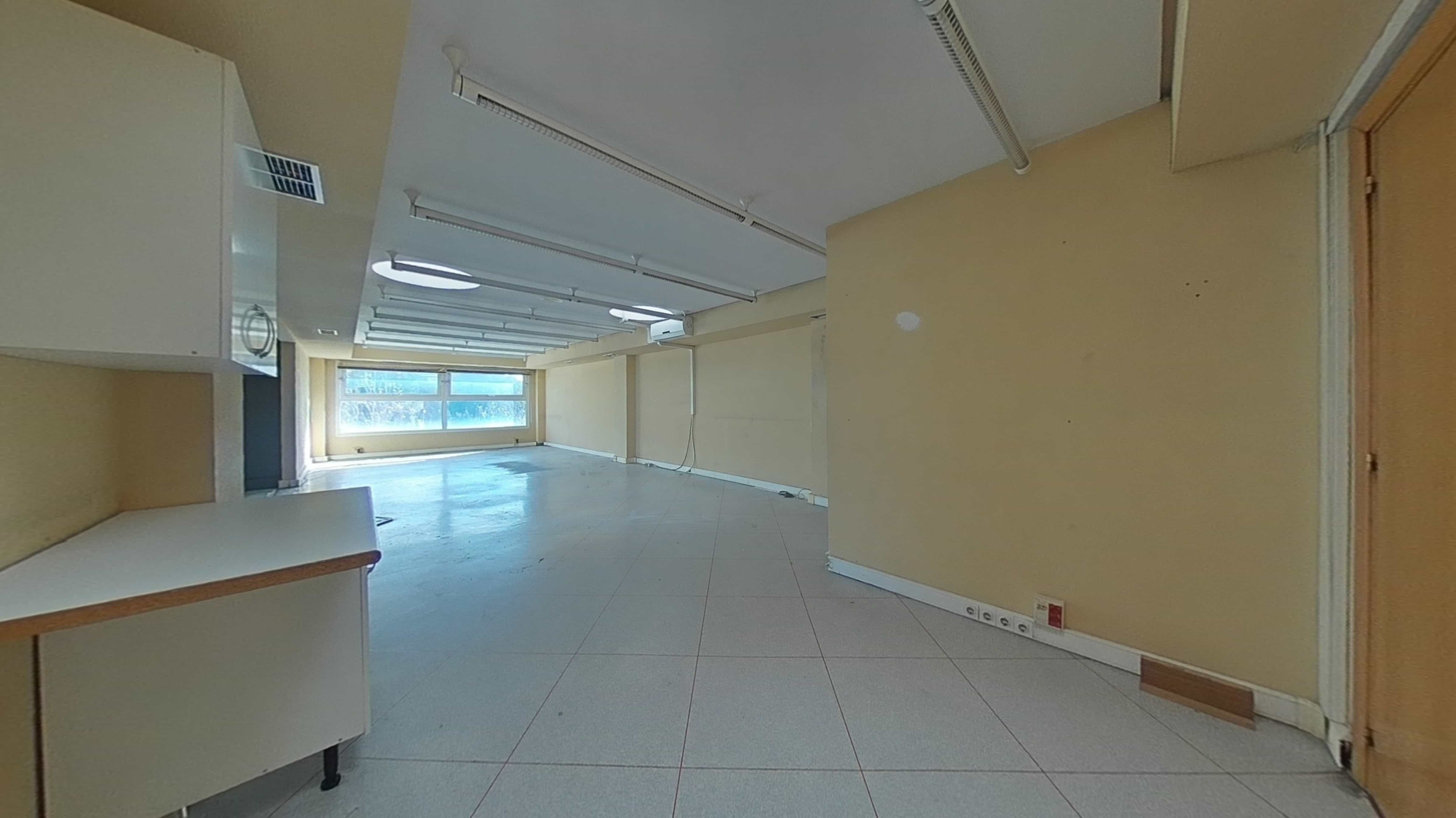 Commercial premises for sale in calle Via Complutense