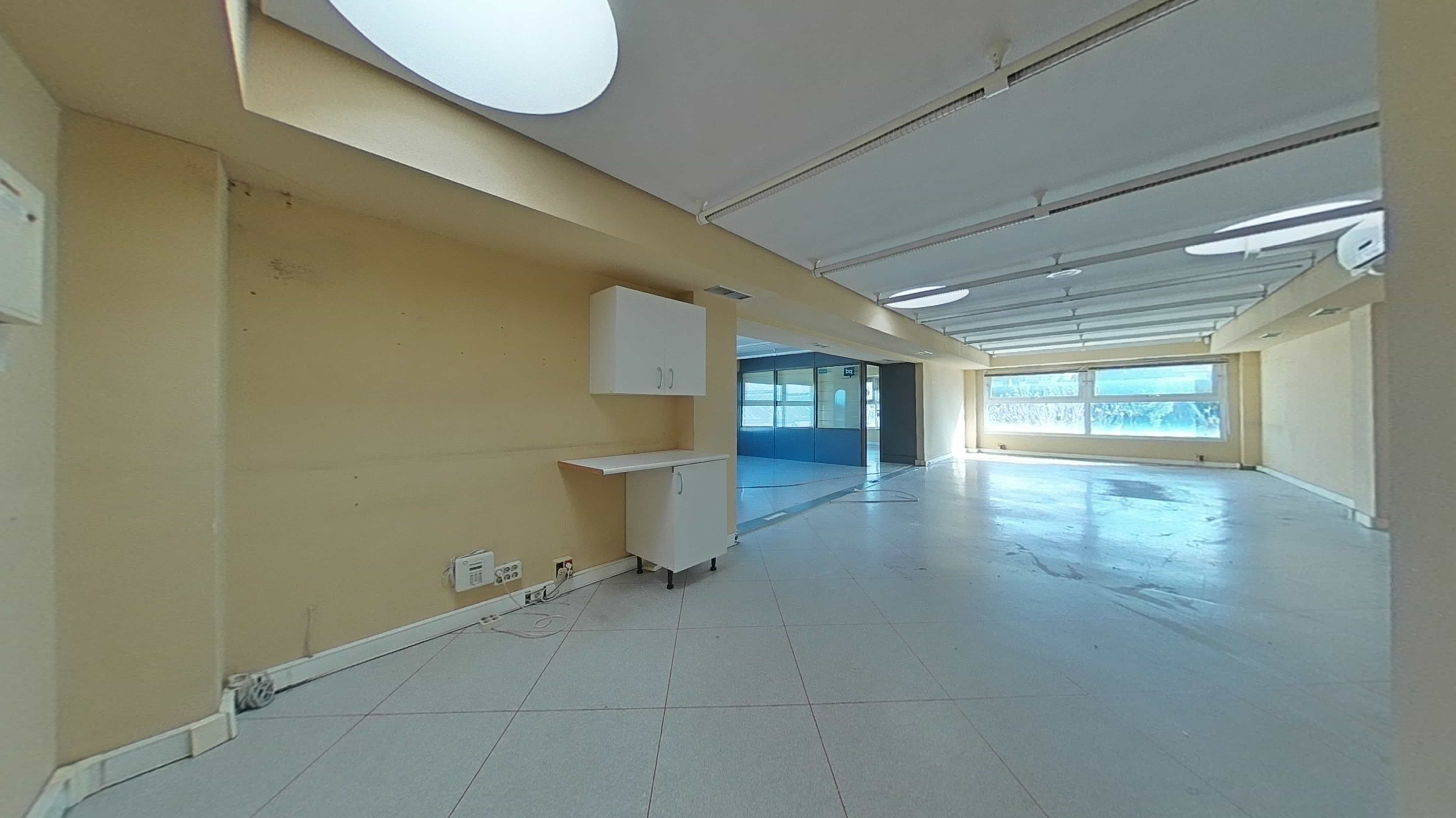 Commercial premises for sale in calle Via Complutense