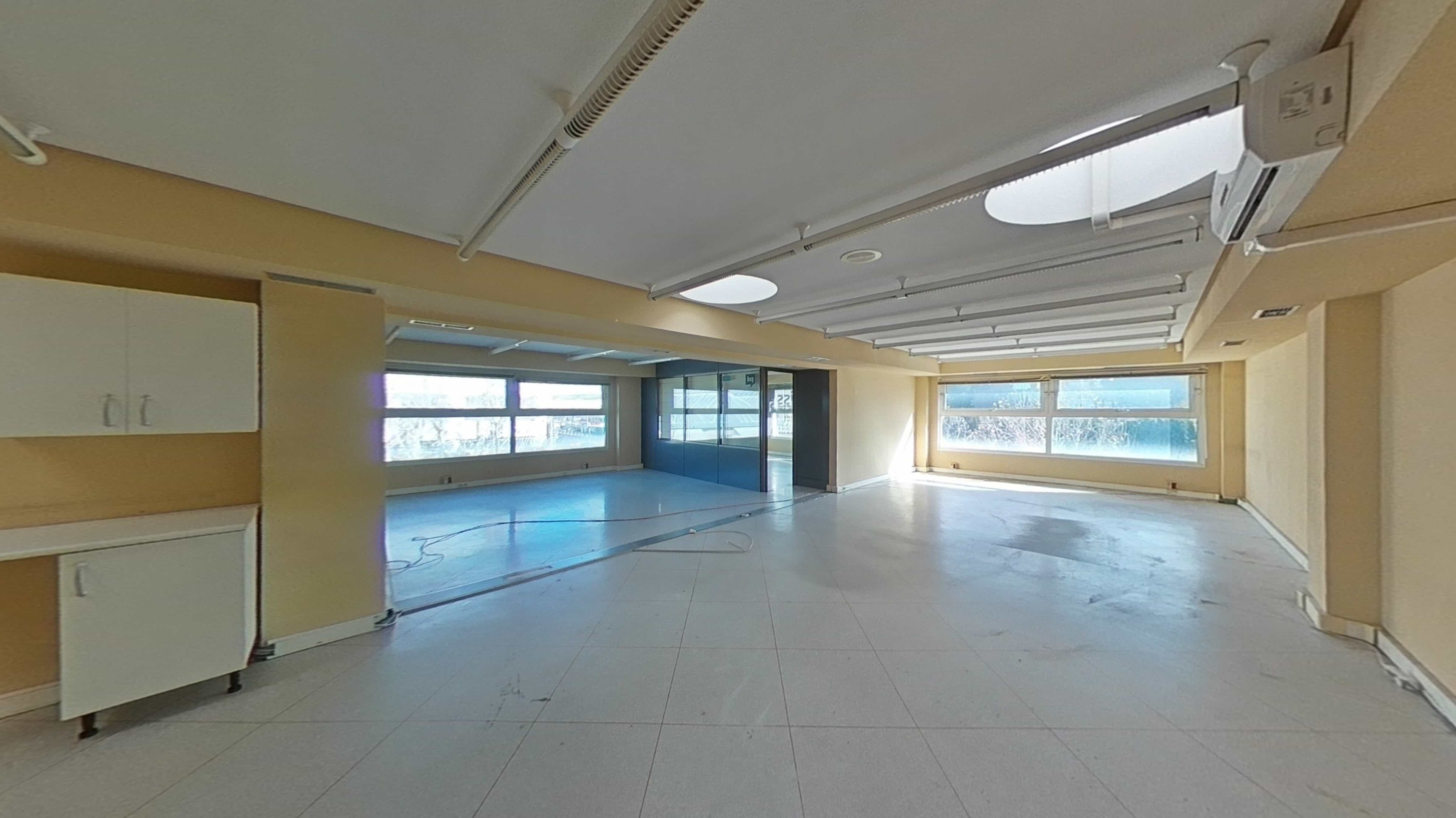 Commercial premises for sale in calle Via Complutense