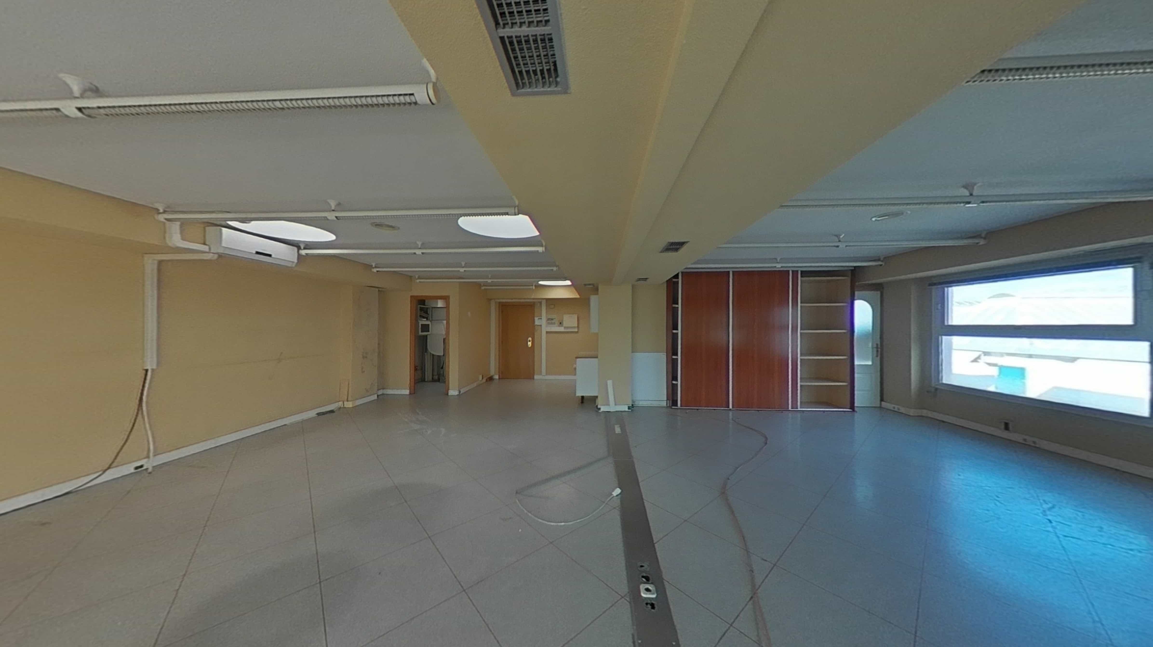 Commercial premises for sale in calle Via Complutense