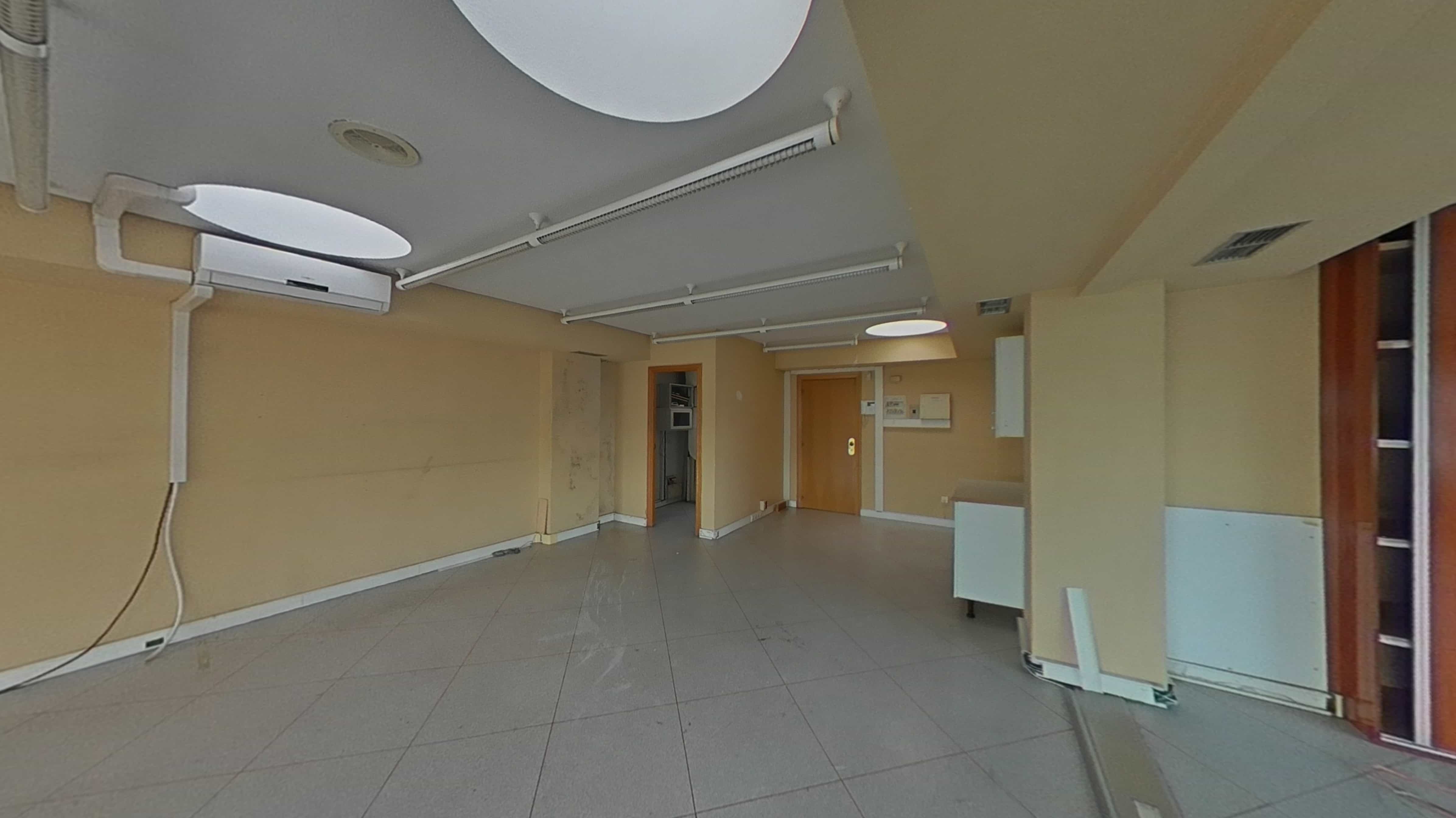 Commercial premises for sale in calle Via Complutense