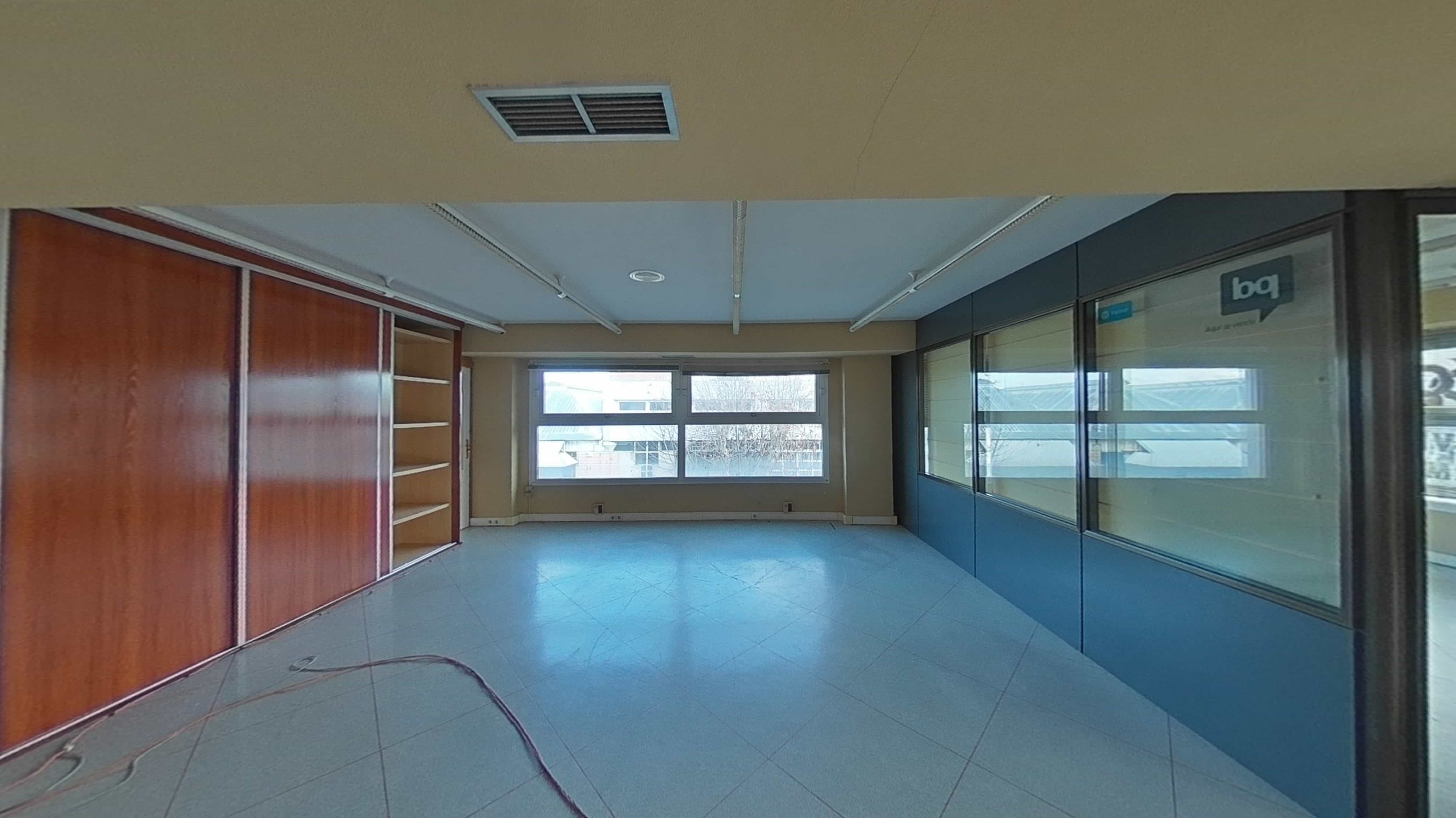 Commercial premises for sale in calle Via Complutense