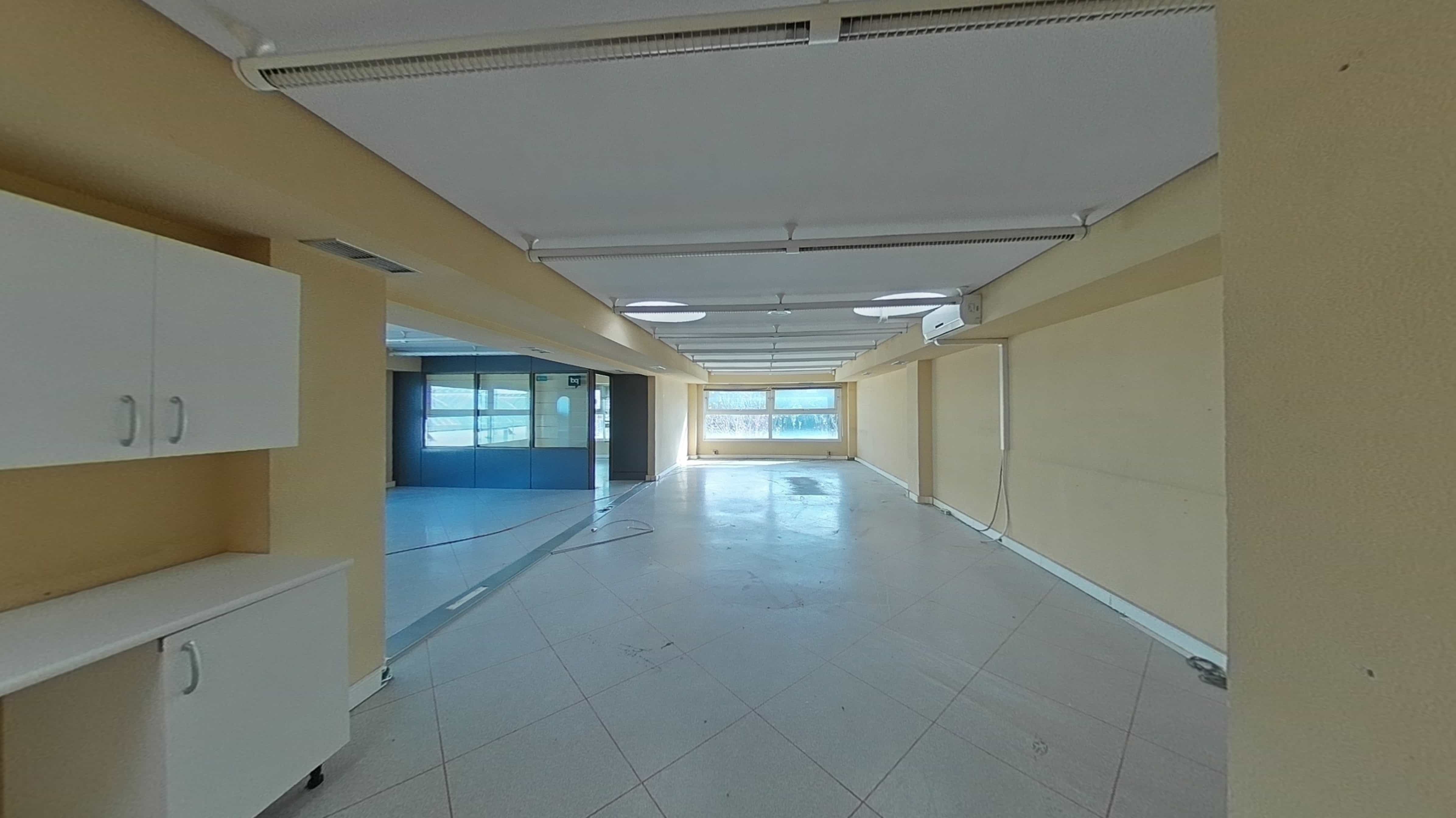 Commercial premises for sale in calle Via Complutense