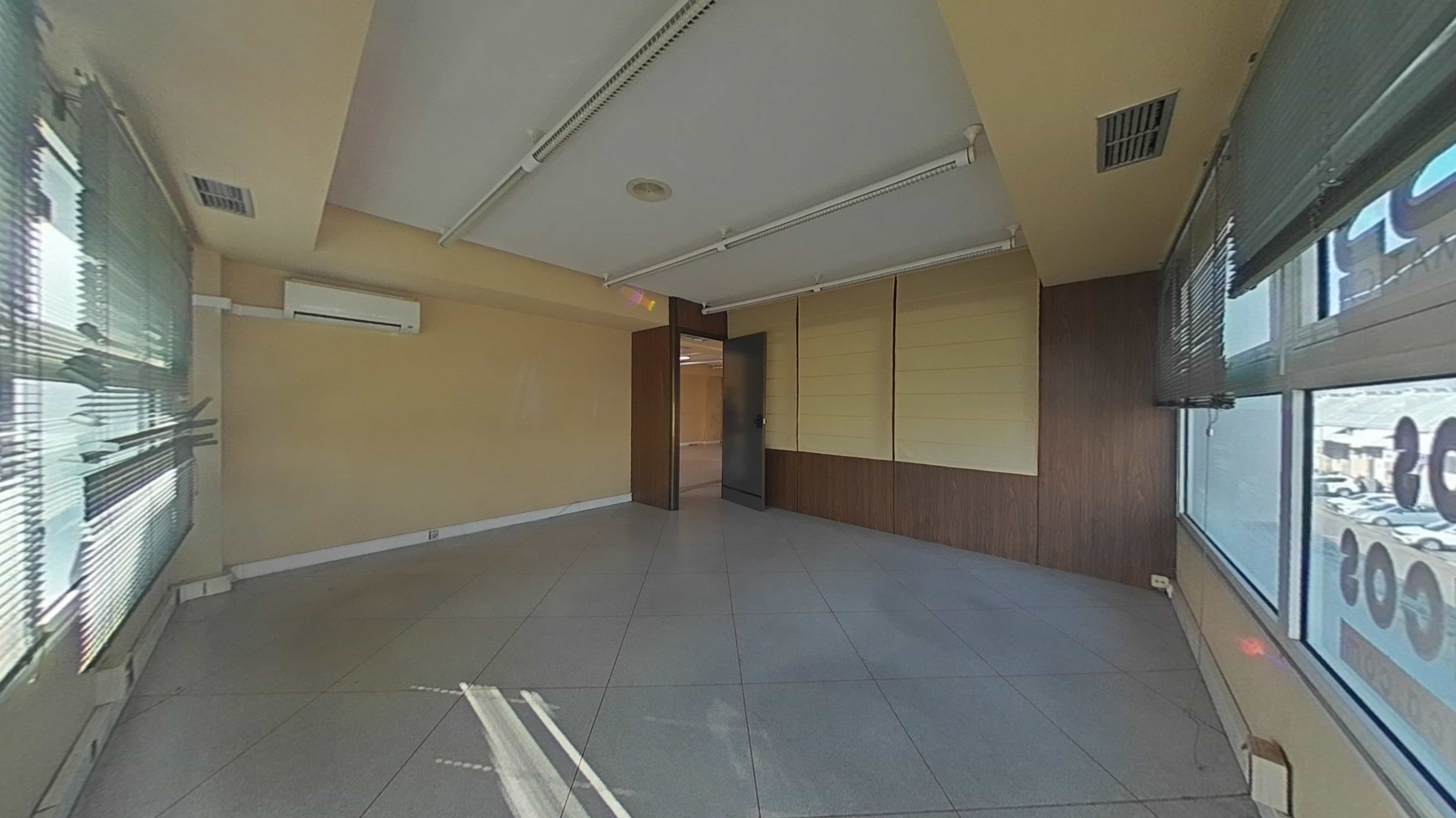Commercial premises for sale in calle Via Complutense