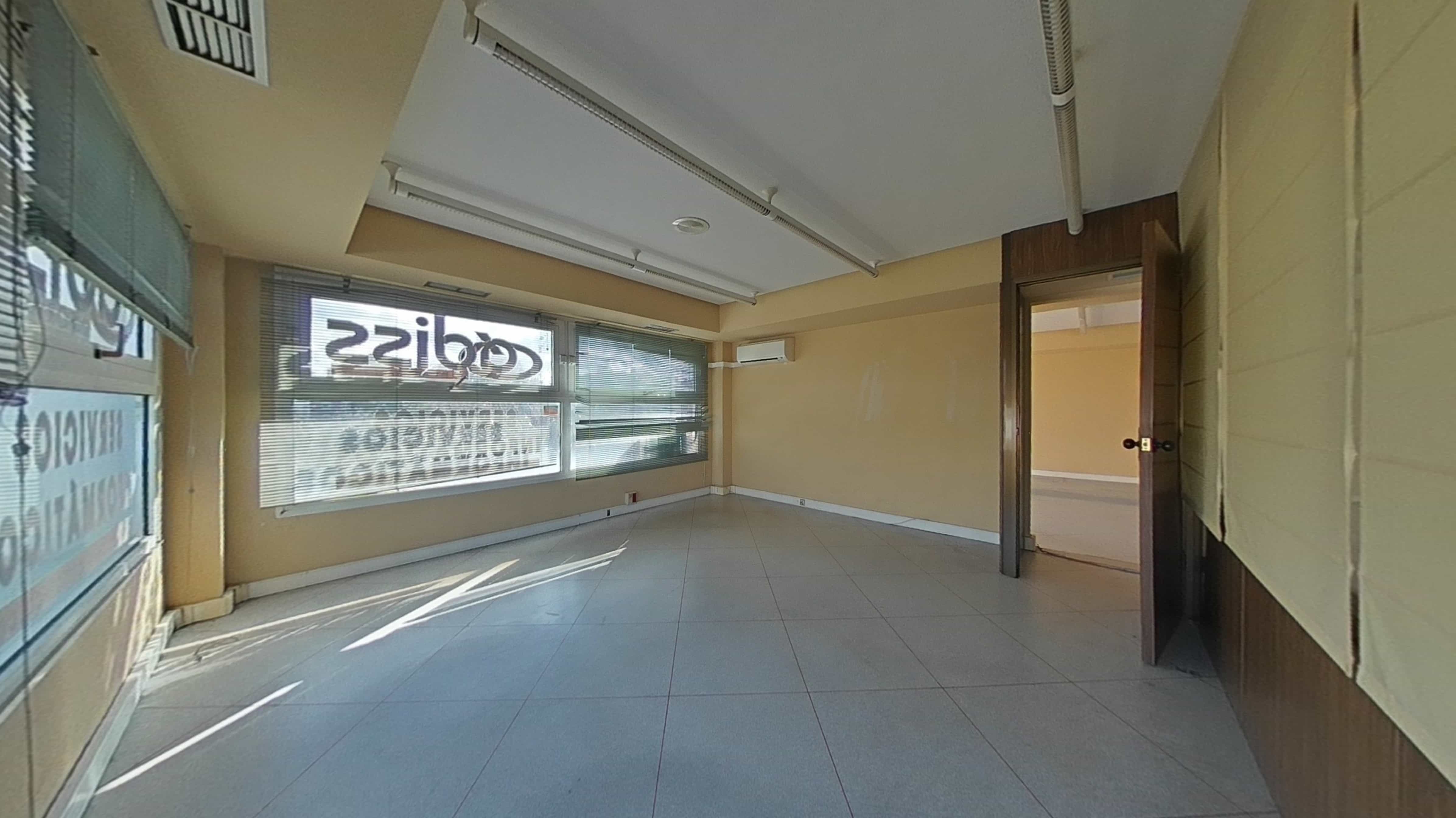 Commercial premises for sale in calle Via Complutense