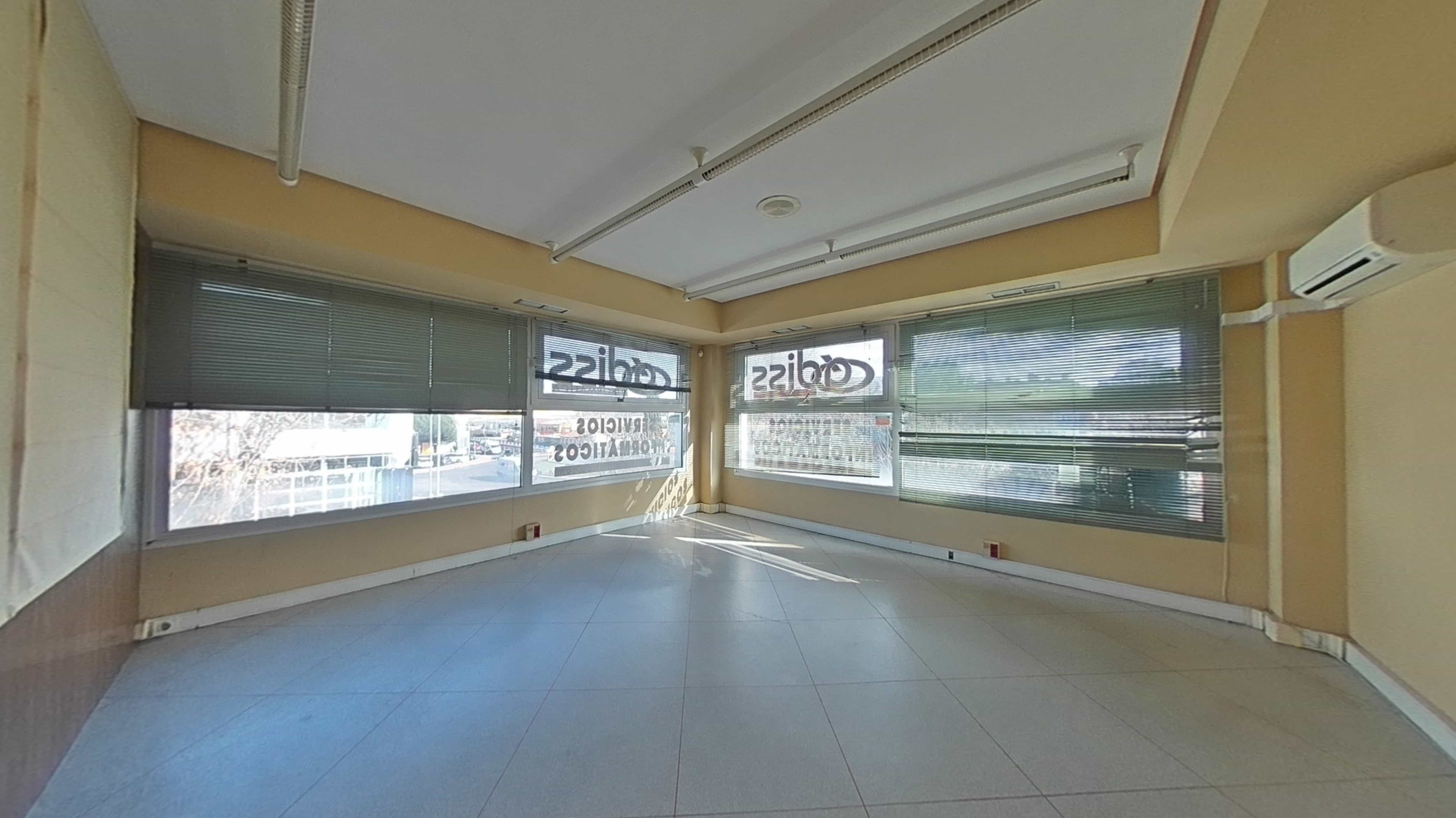 Commercial premises for sale in calle Via Complutense