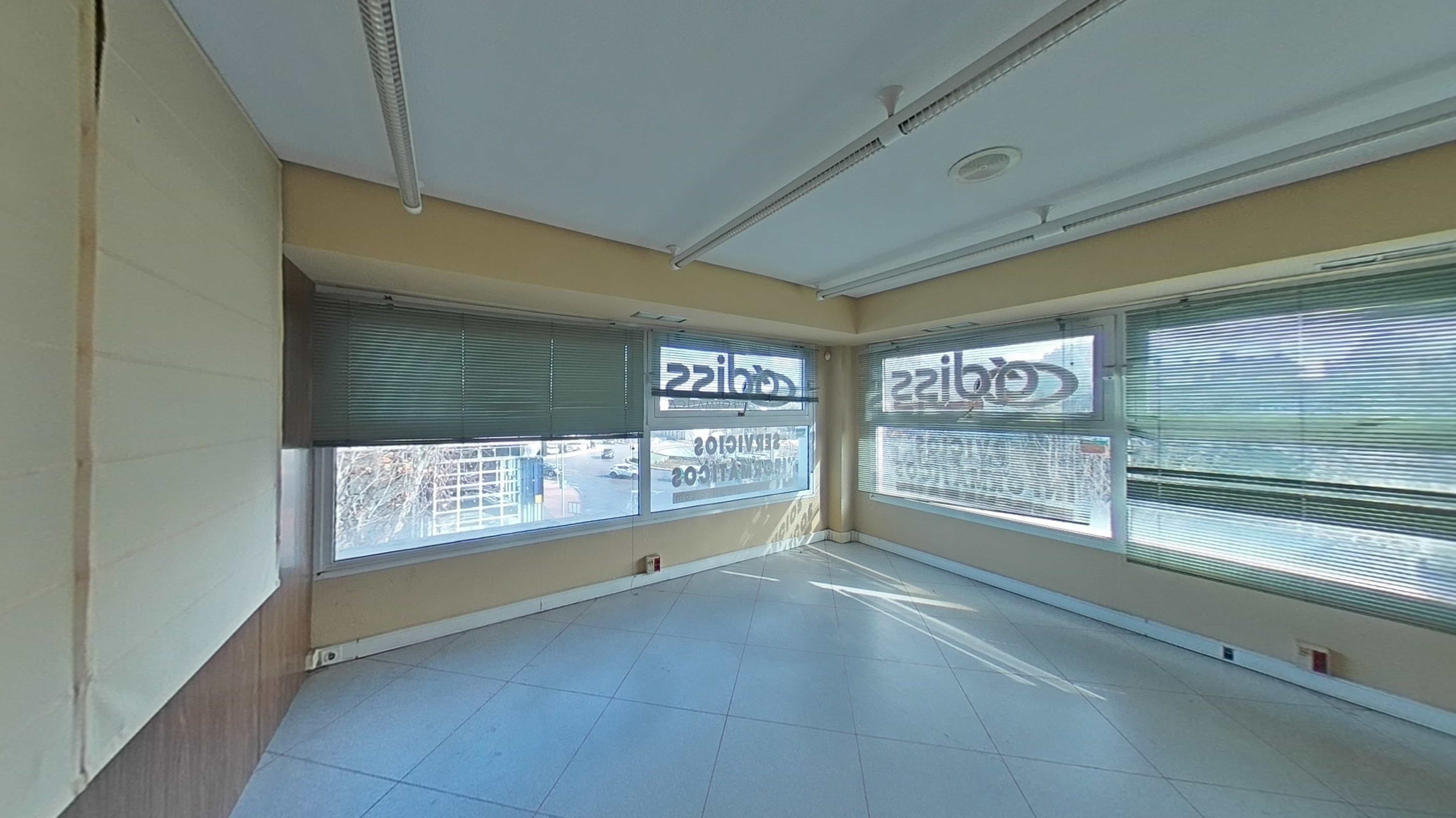 Commercial premises for sale in calle Via Complutense
