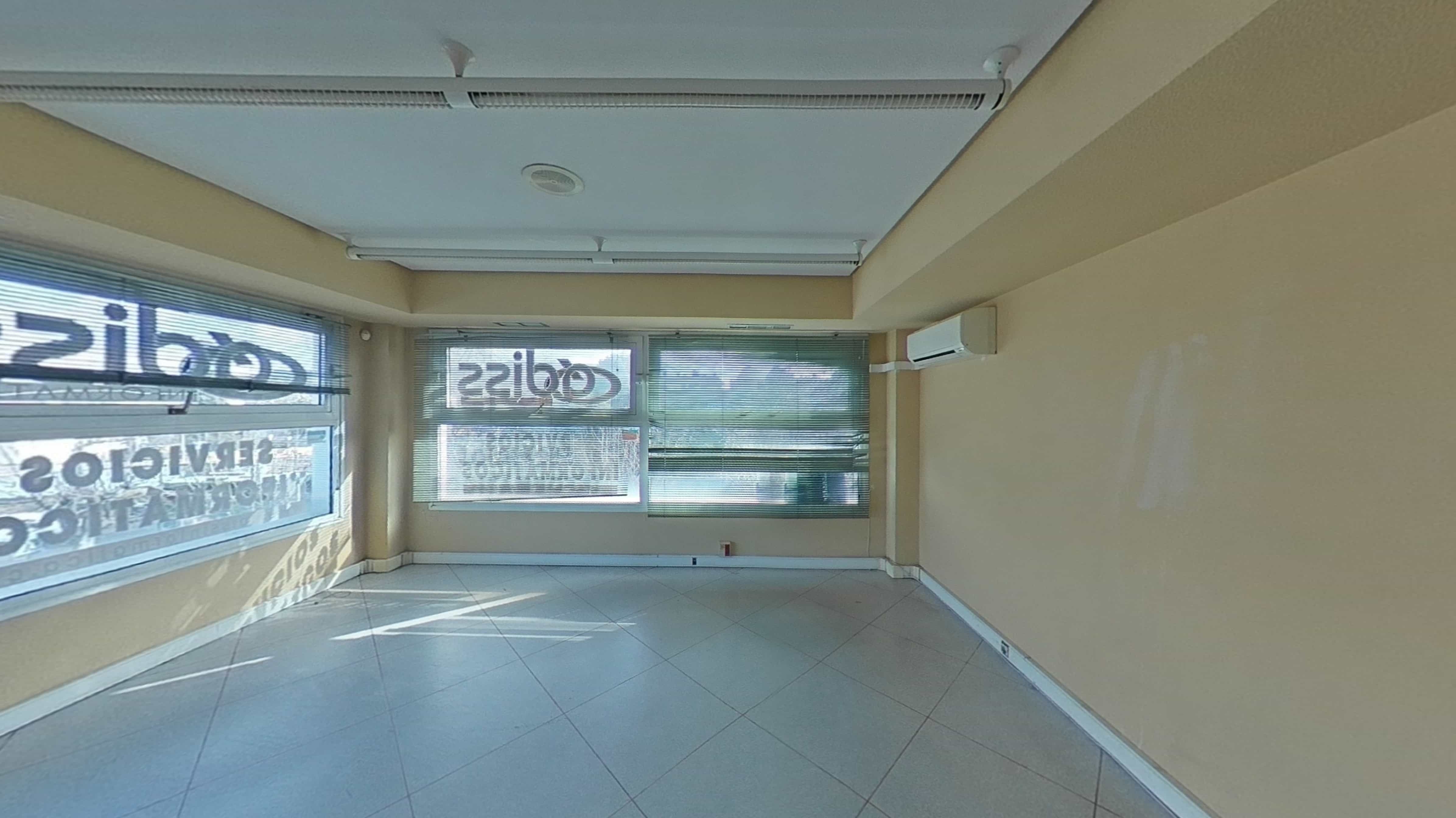 Commercial premises for sale in calle Via Complutense
