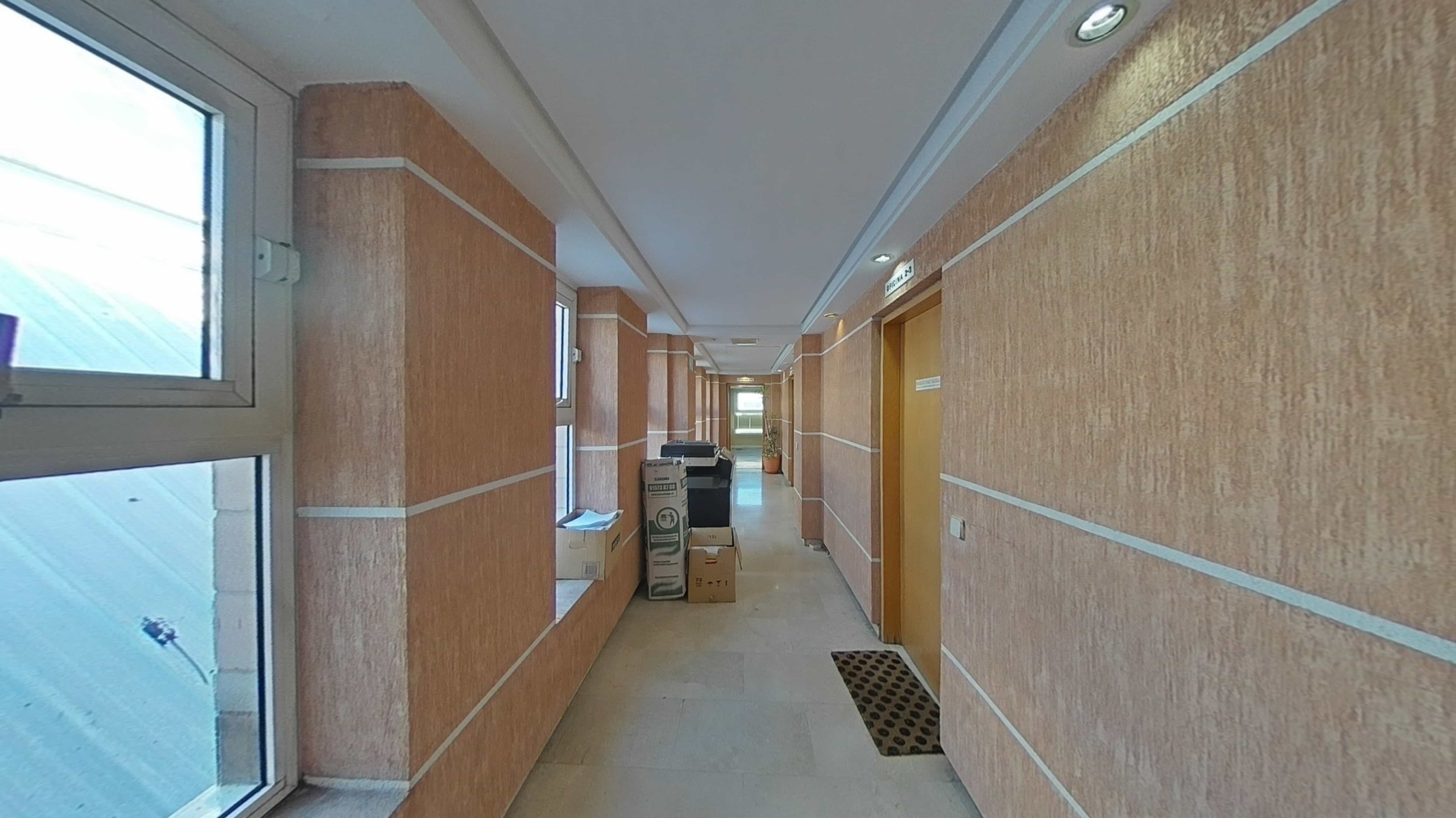 Commercial premises for sale in calle Via Complutense