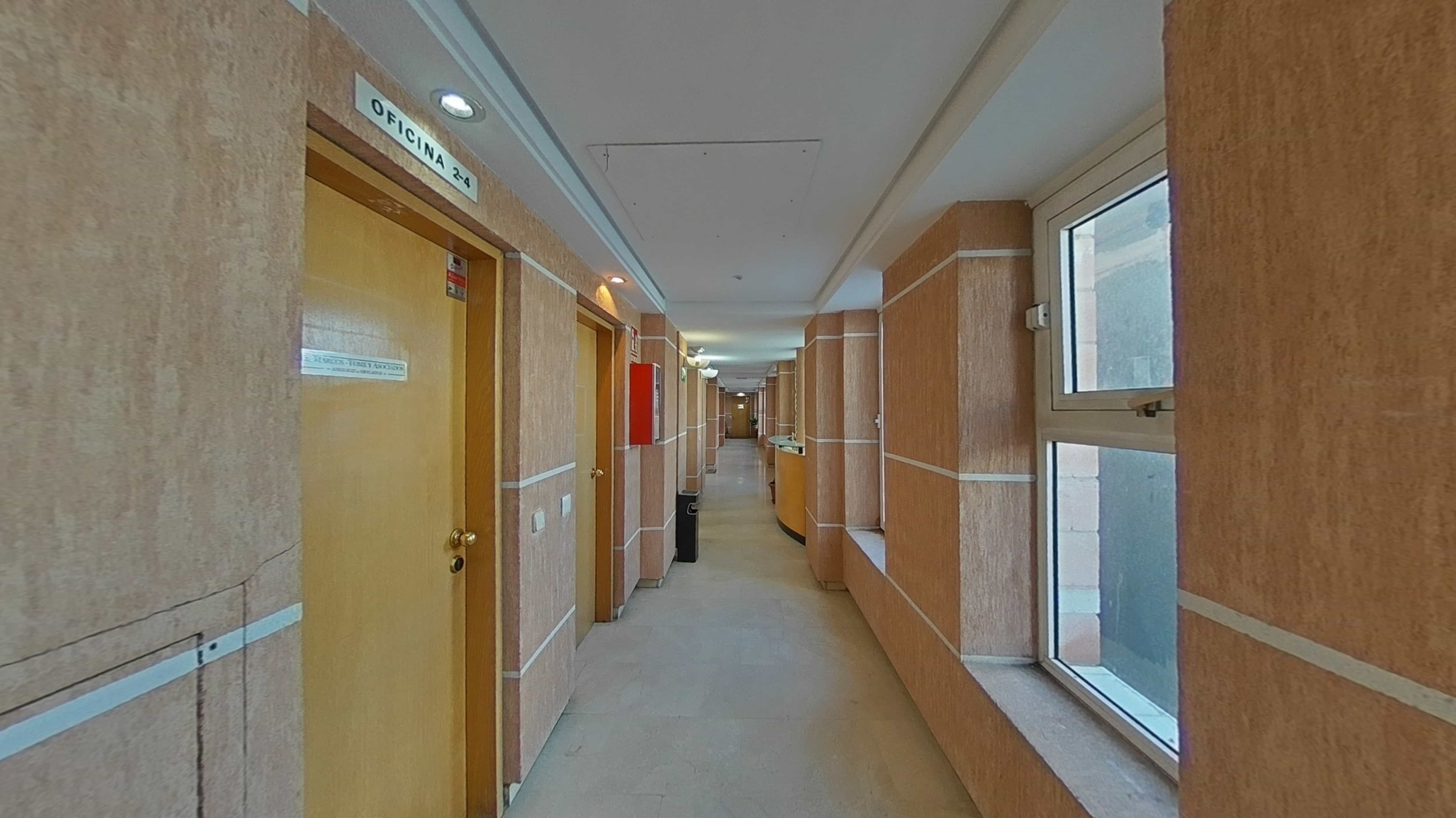 Commercial premises for sale in calle Via Complutense