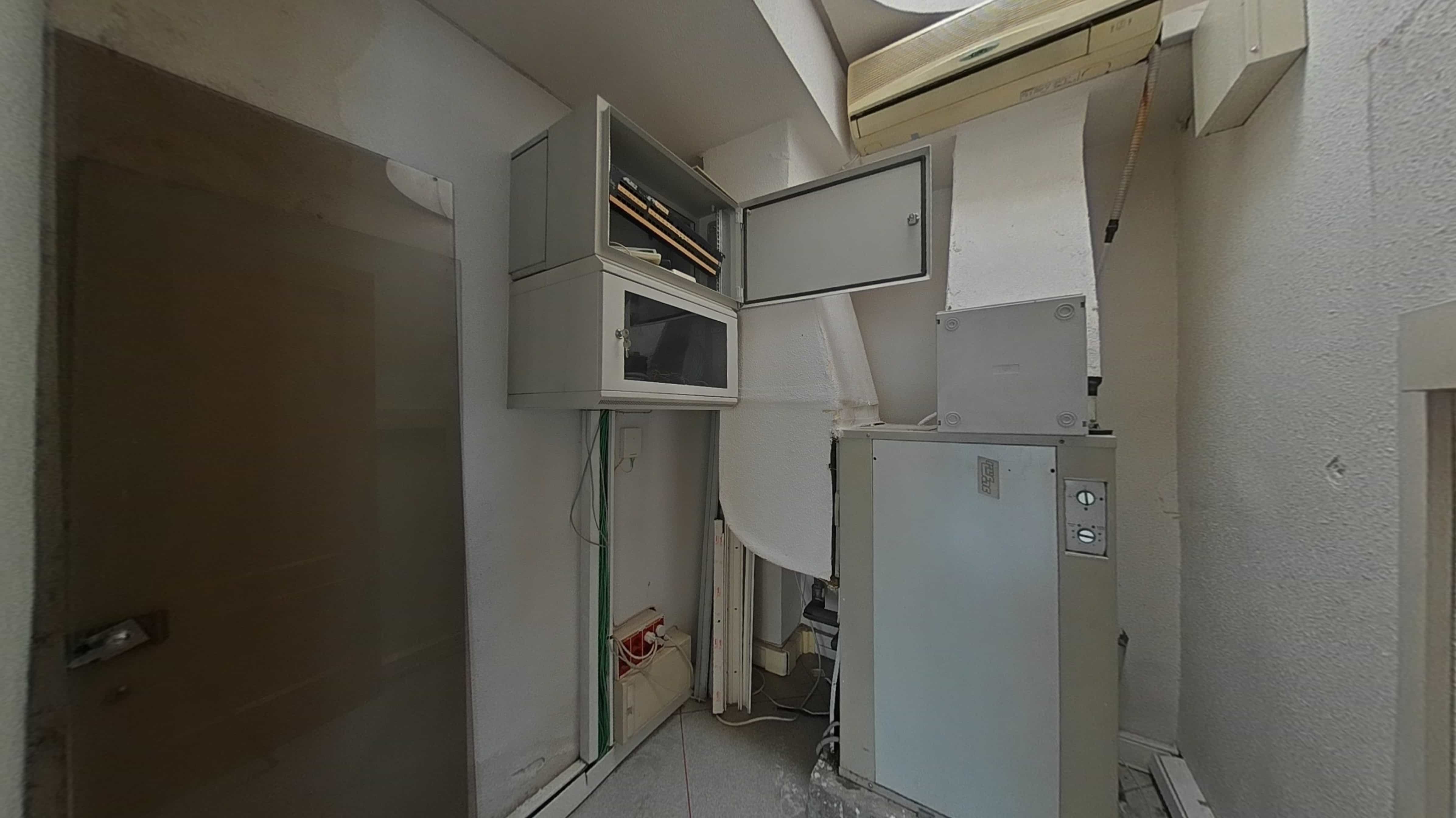 Commercial premises for sale in calle Via Complutense