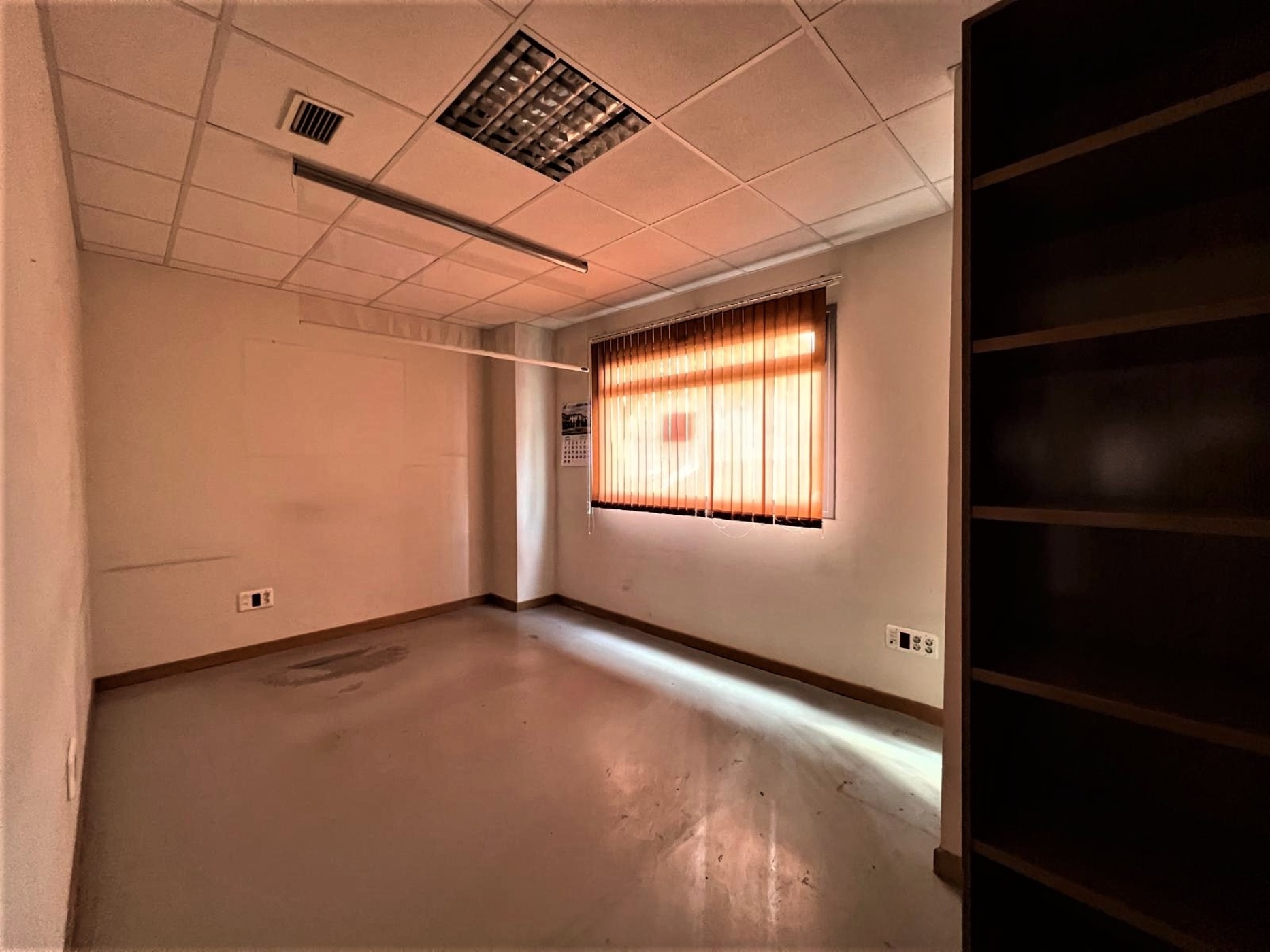 Local en venta en calle Cortinas Cervantes