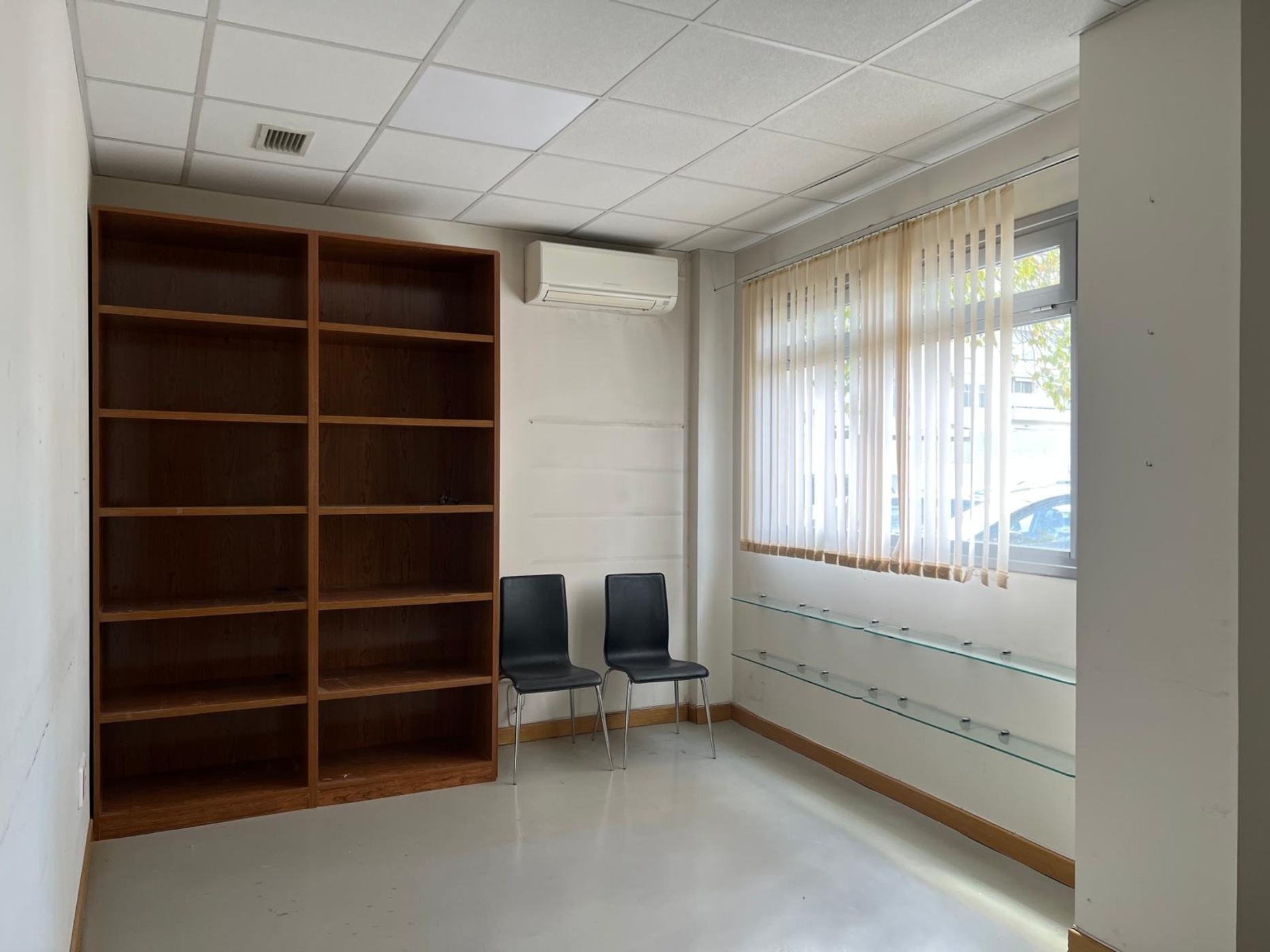Local en venta en calle Cortinas Cervantes
